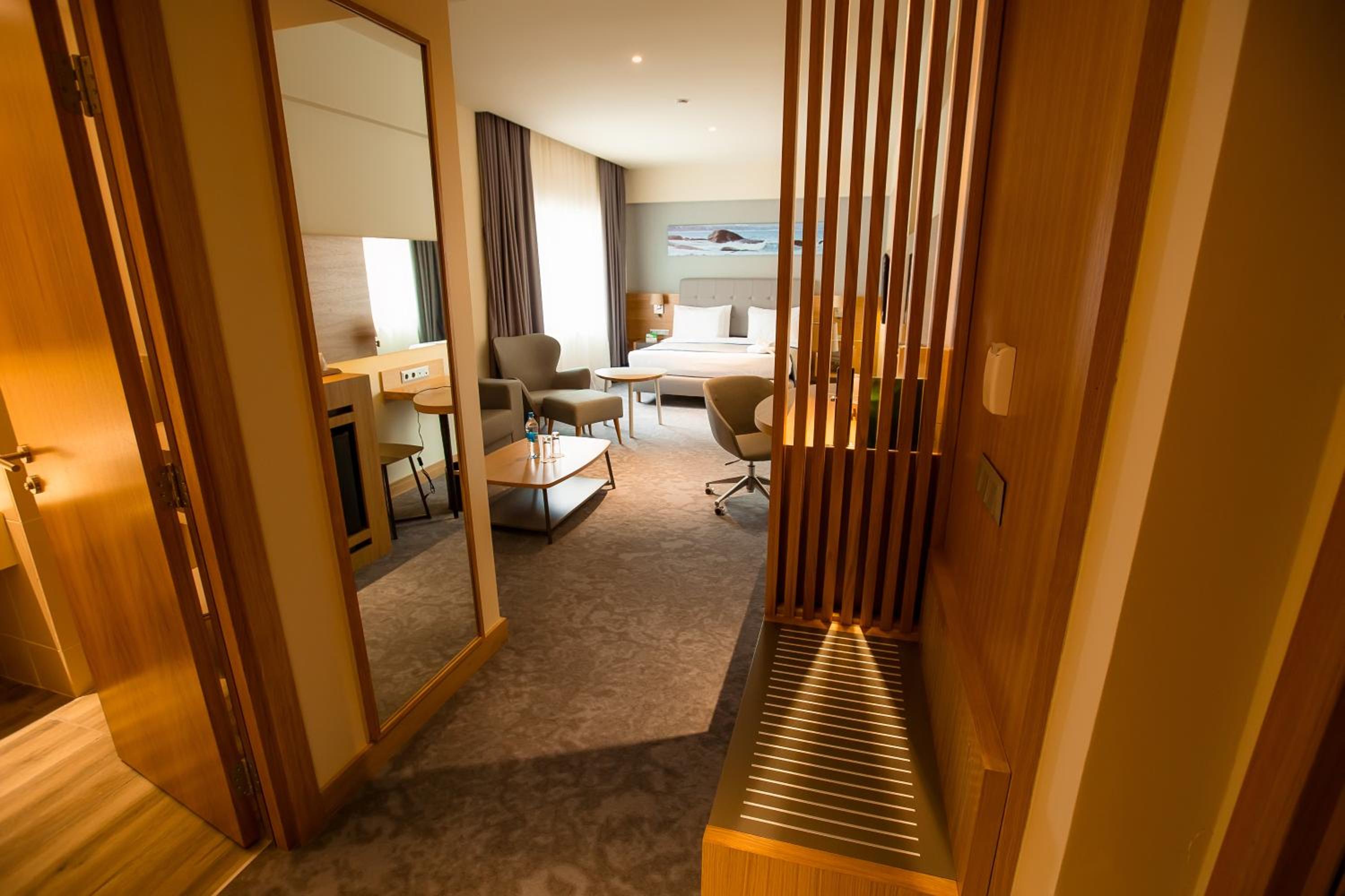 Premium King Room - Smoking - Photo 9
