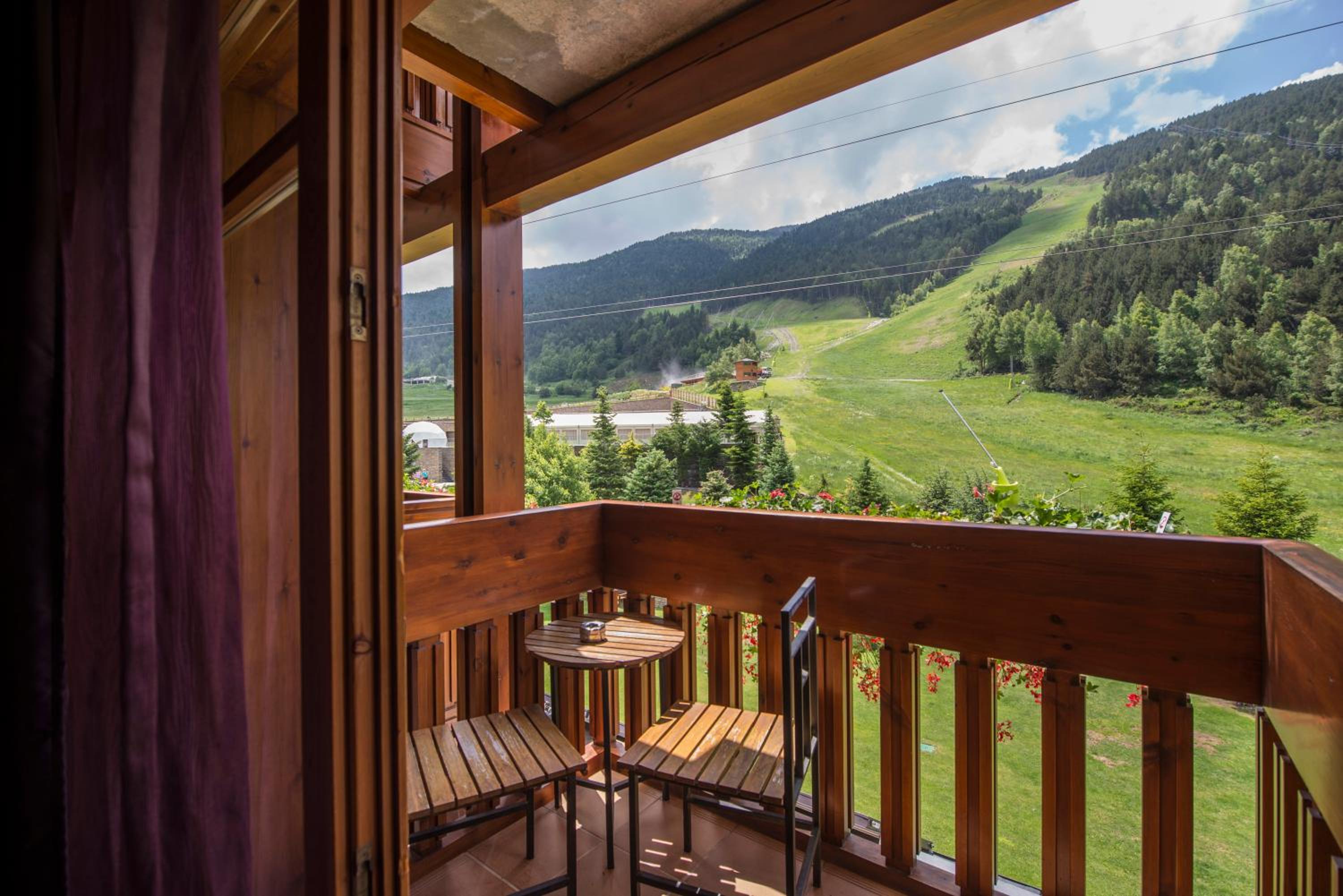 Twin Room with Ski Slopes views photo 2