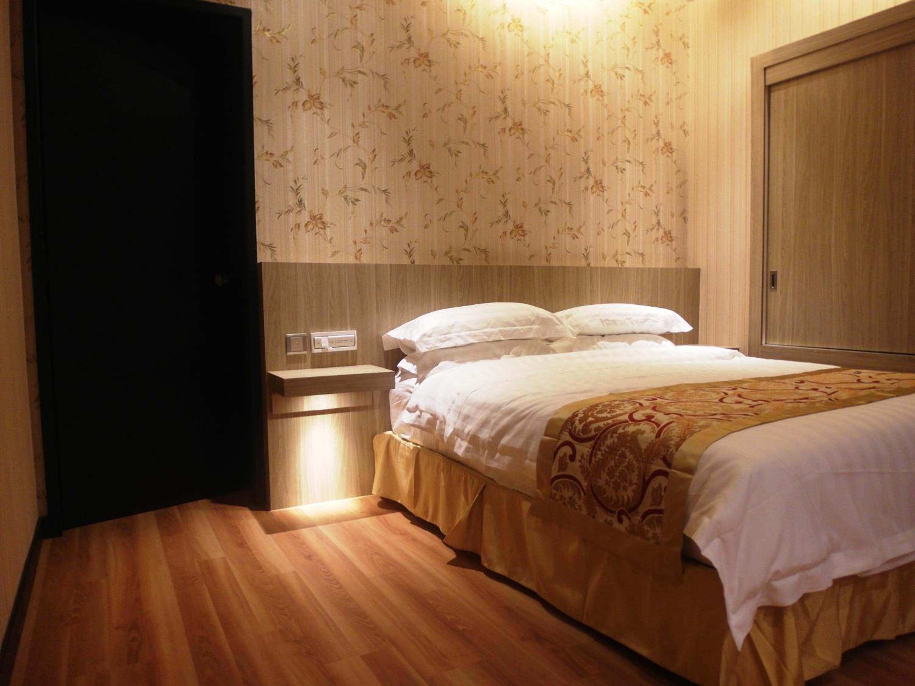 Standard Queen Room