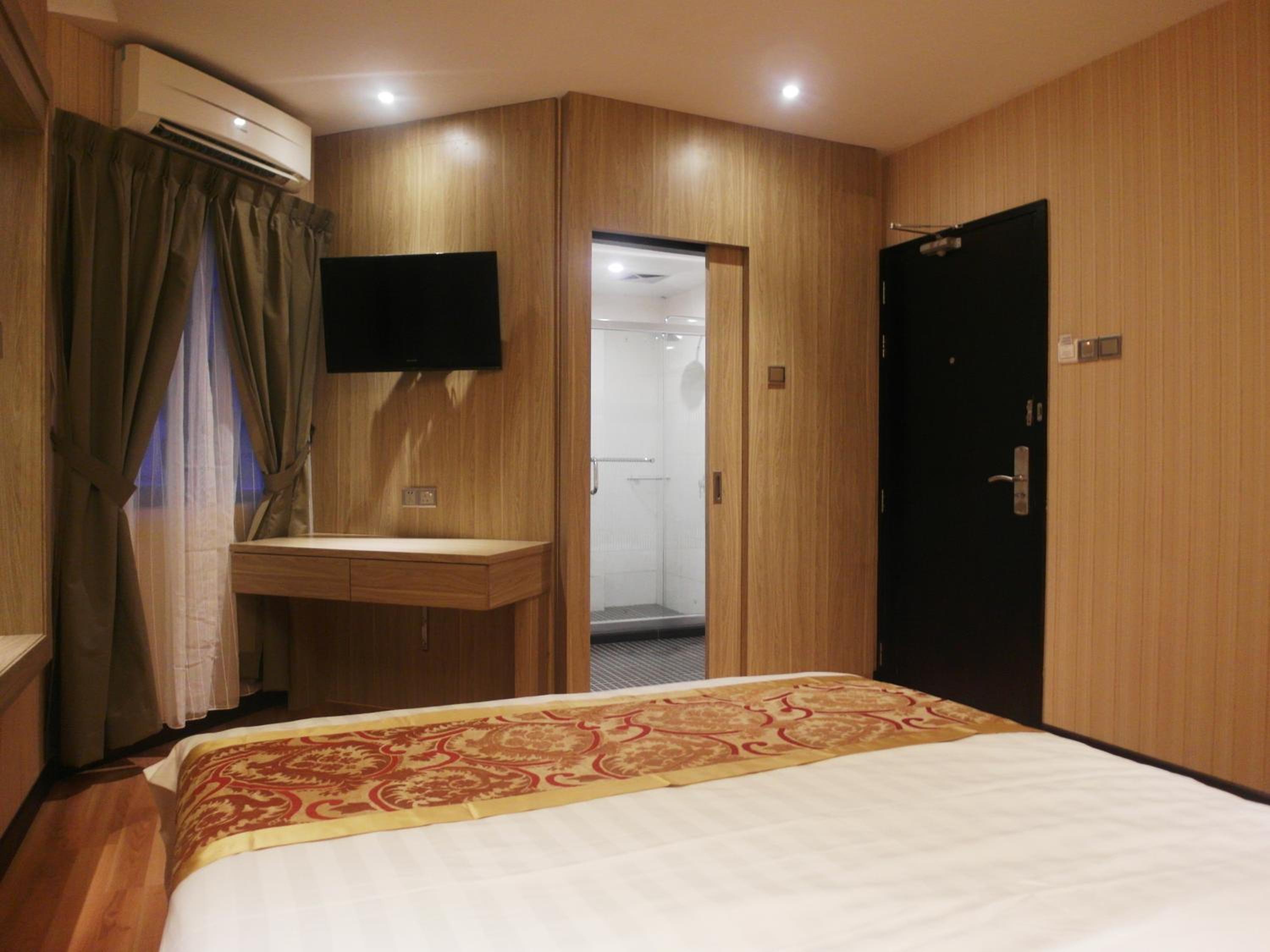 Deluxe Queen Room