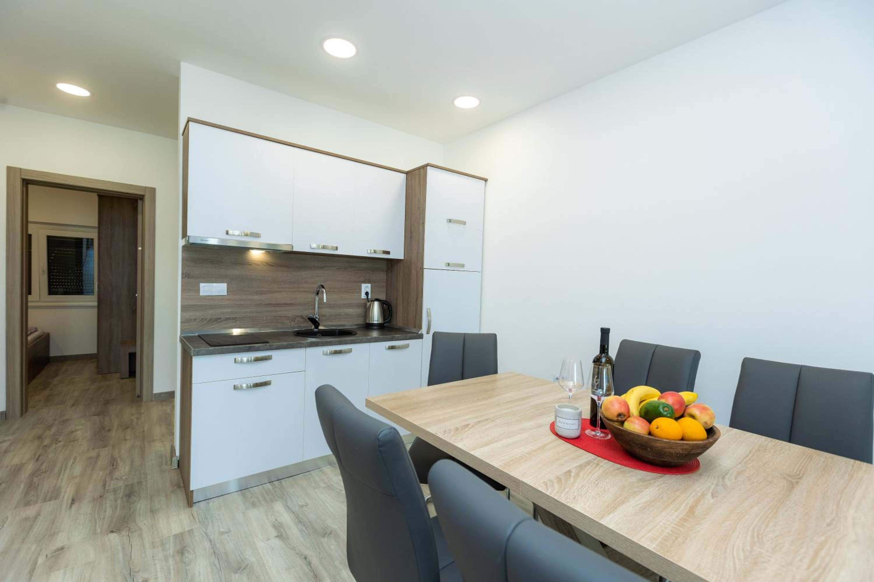 Two-Bedroom Apartment with Terrace and Sea View photo 2
