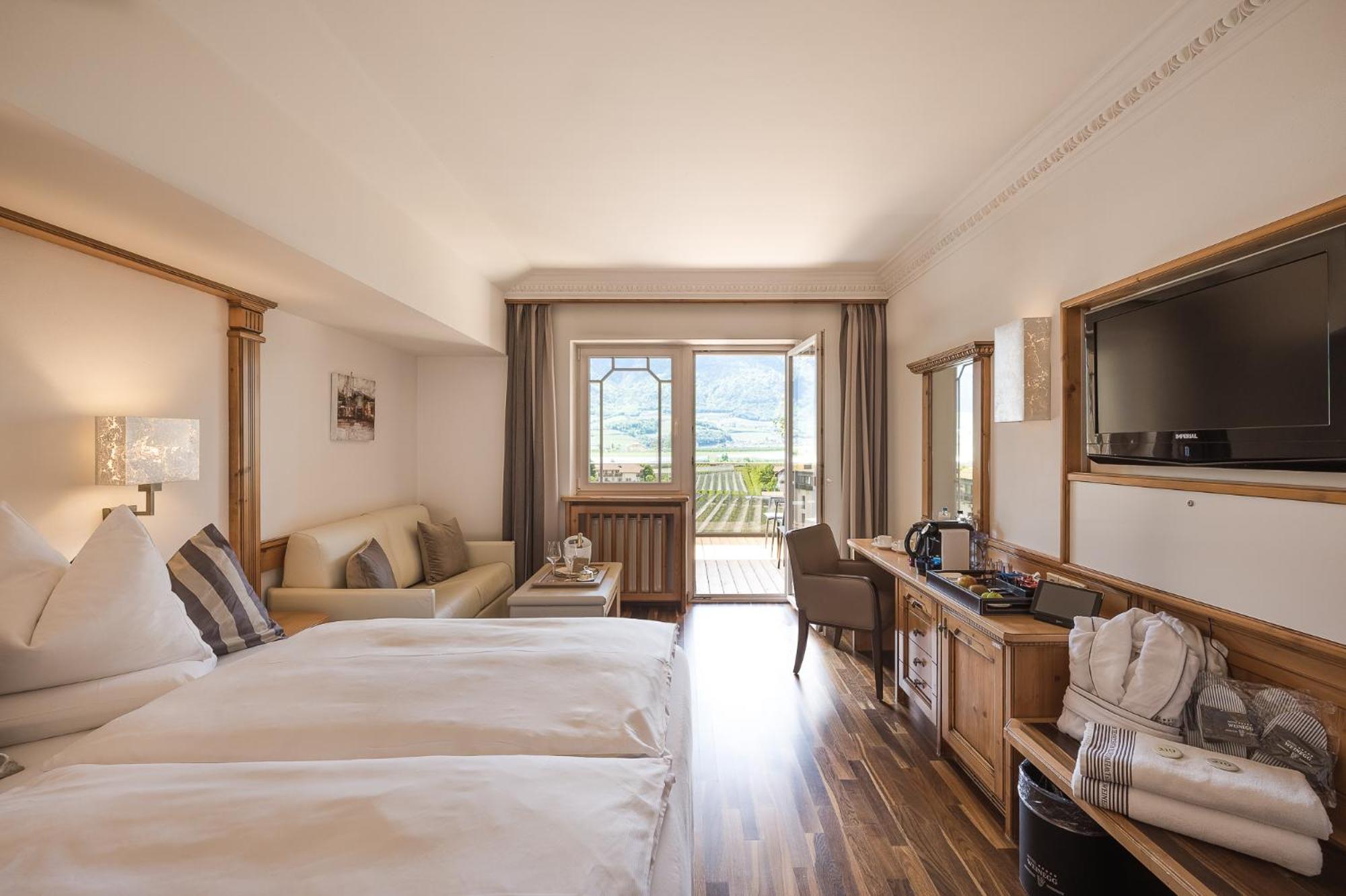 Double Room Deluxe with Balcony - Photo 1
