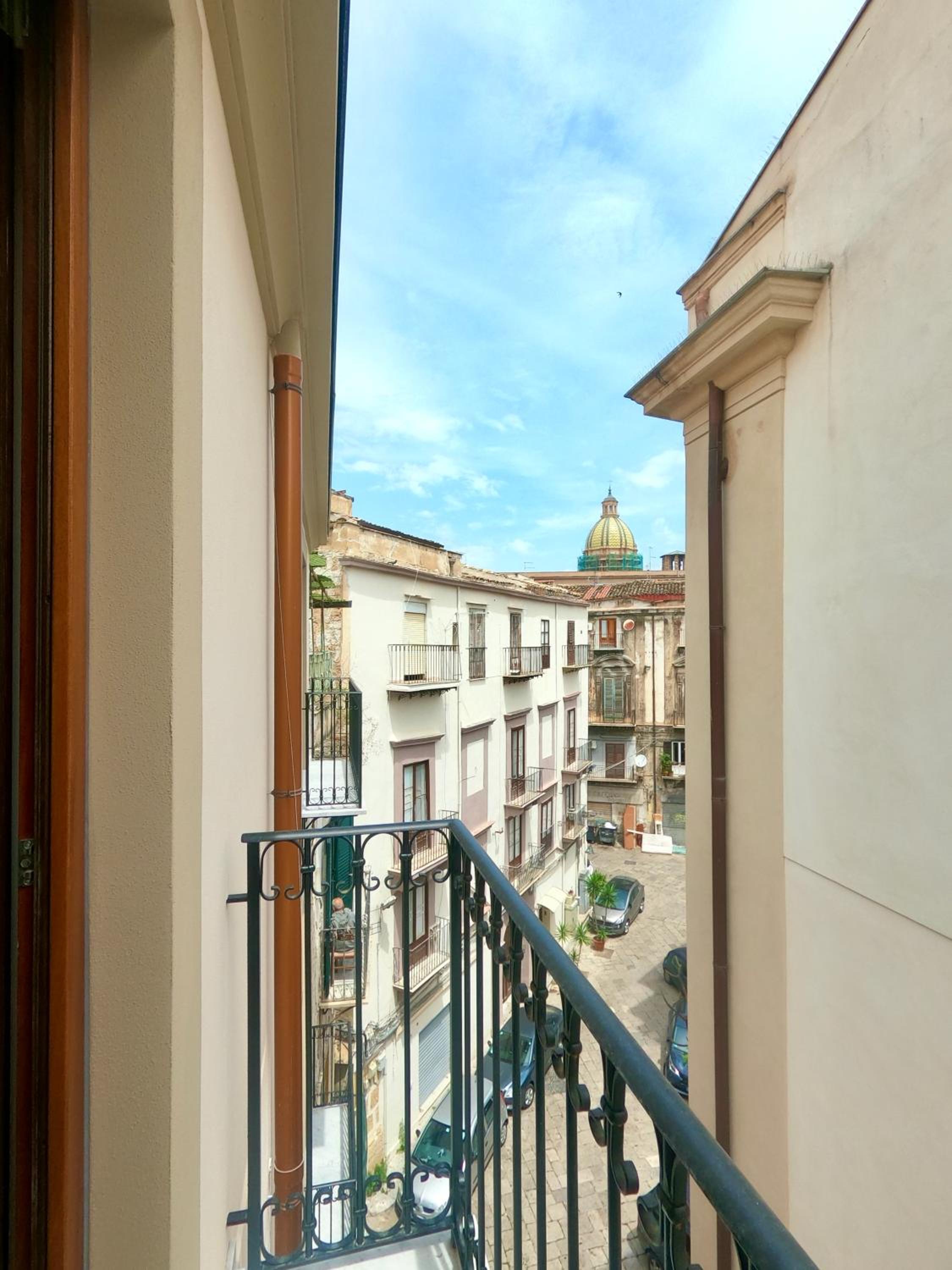 Apartment with Balcony photo 2