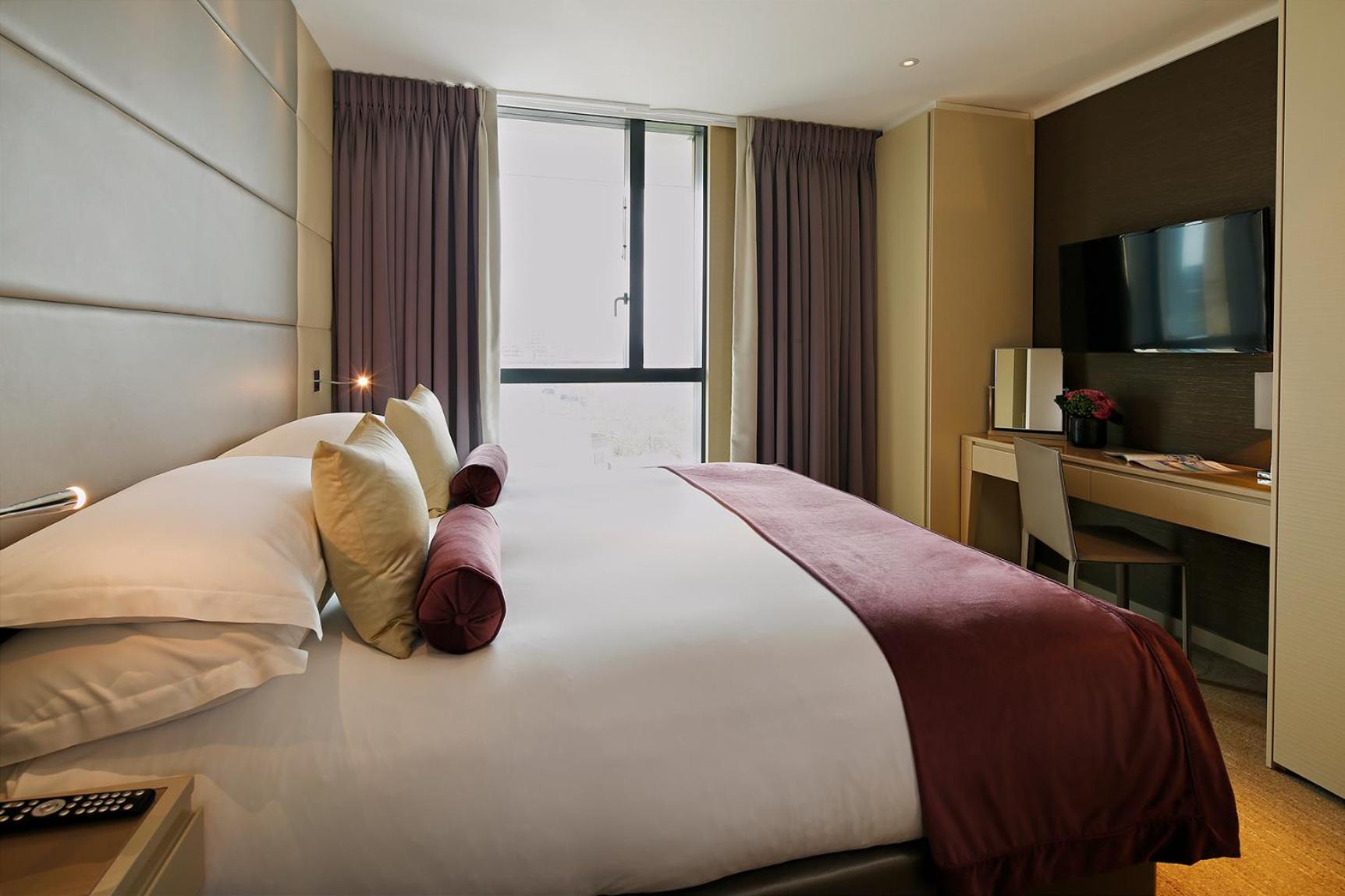 Deluxe Three-Bedroom Apartment with Tower Bridge View thumbnail 5
