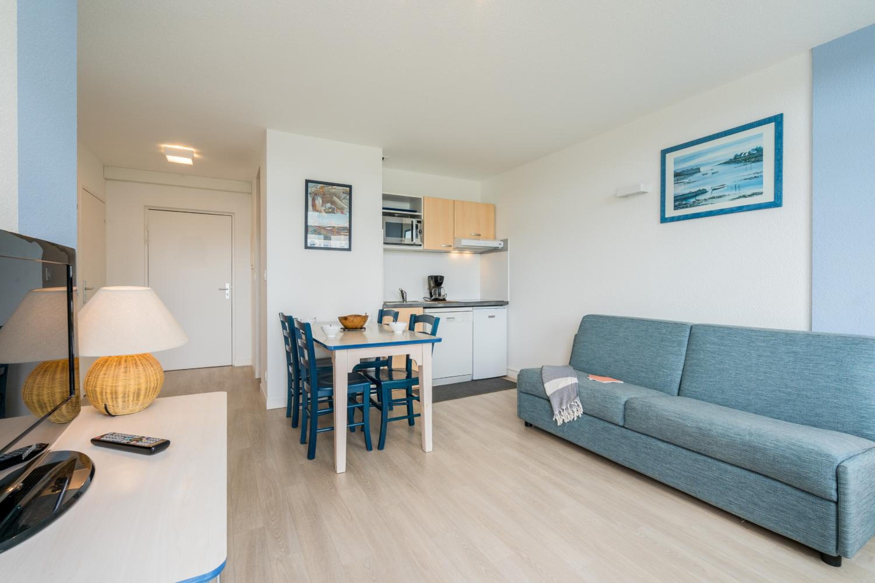 One-Bedroom Apartment with Sleeping Alcove and Terrace or Balcony (6 People)