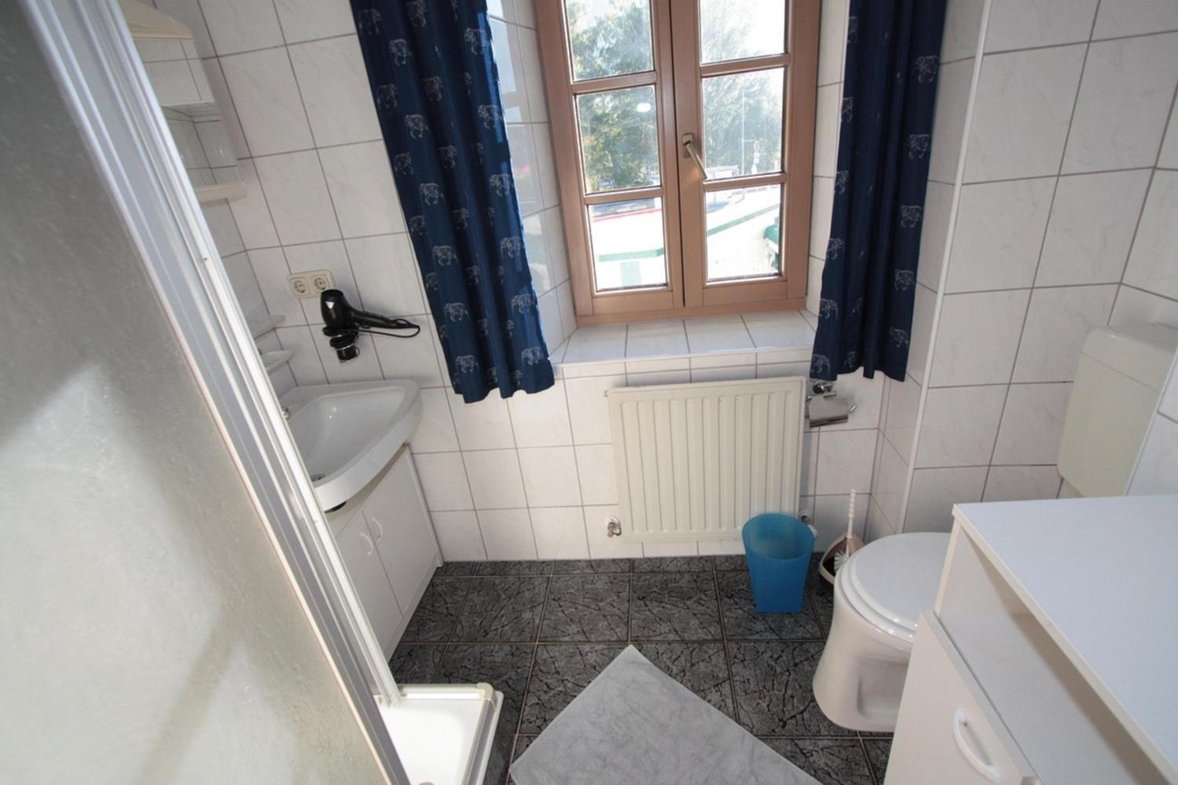 Three-Bedroom Apartment with Balcony photo 3
