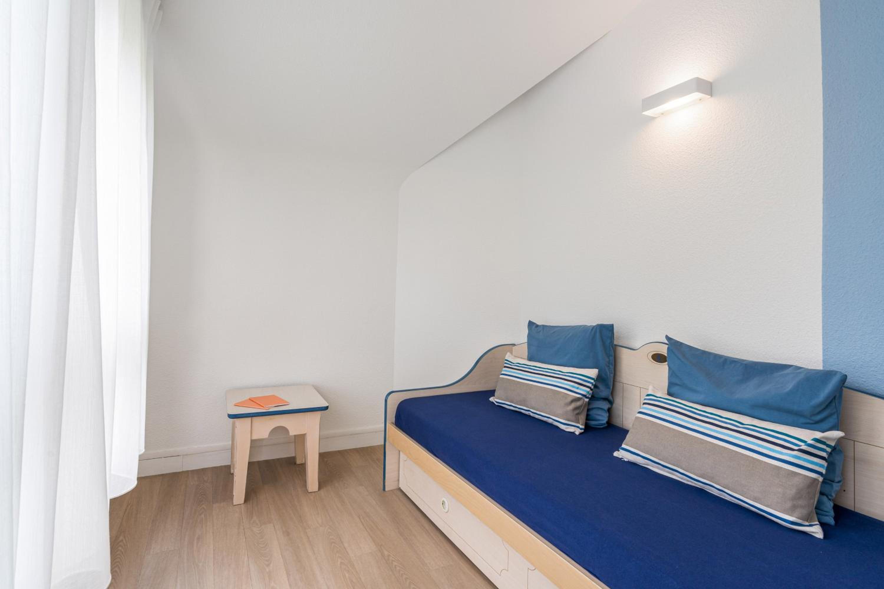 One-Bedroom Duplex Apartment with Sleeping Alcove and Balcony (6 People)