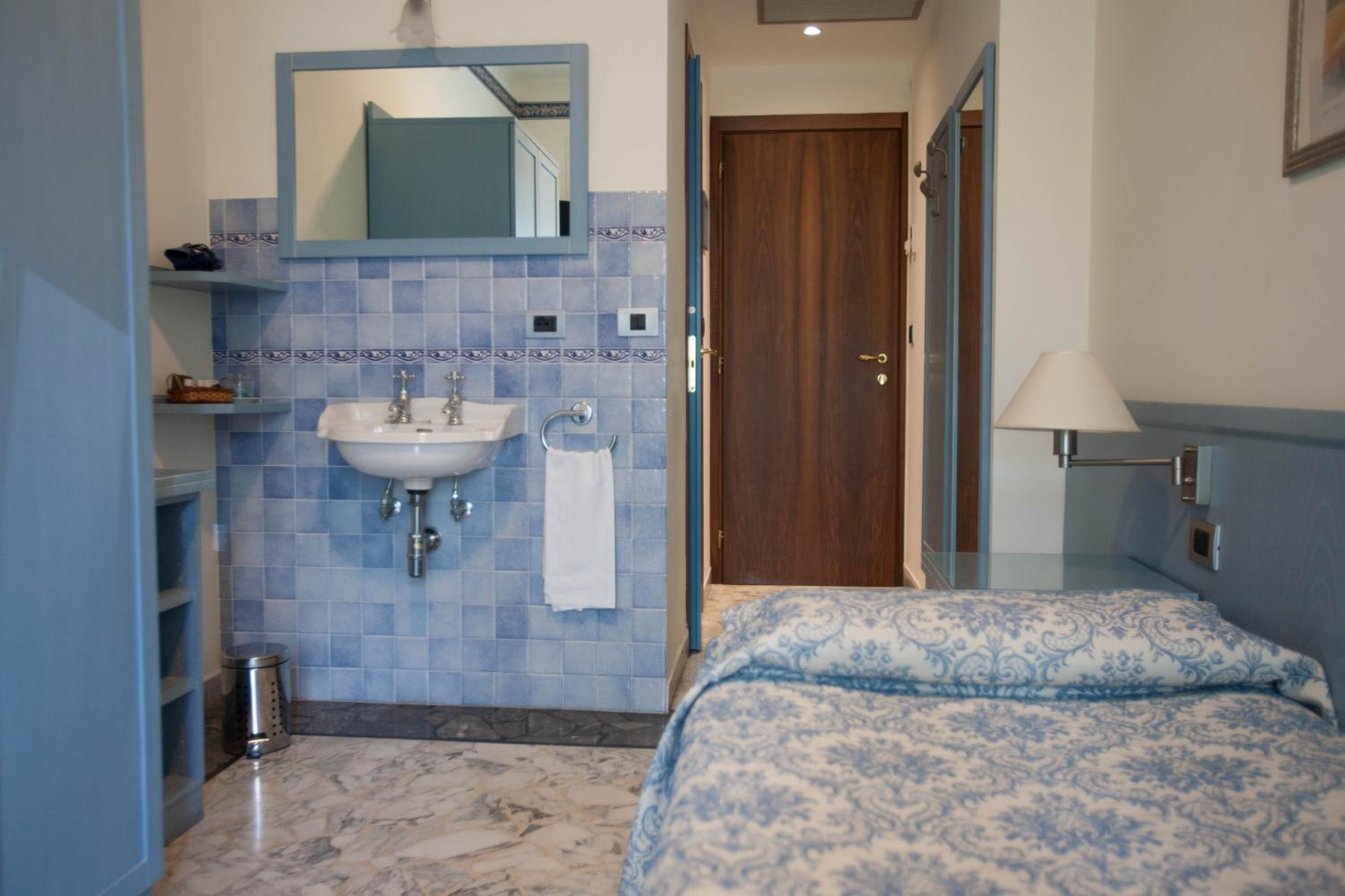 Single Room photo 3