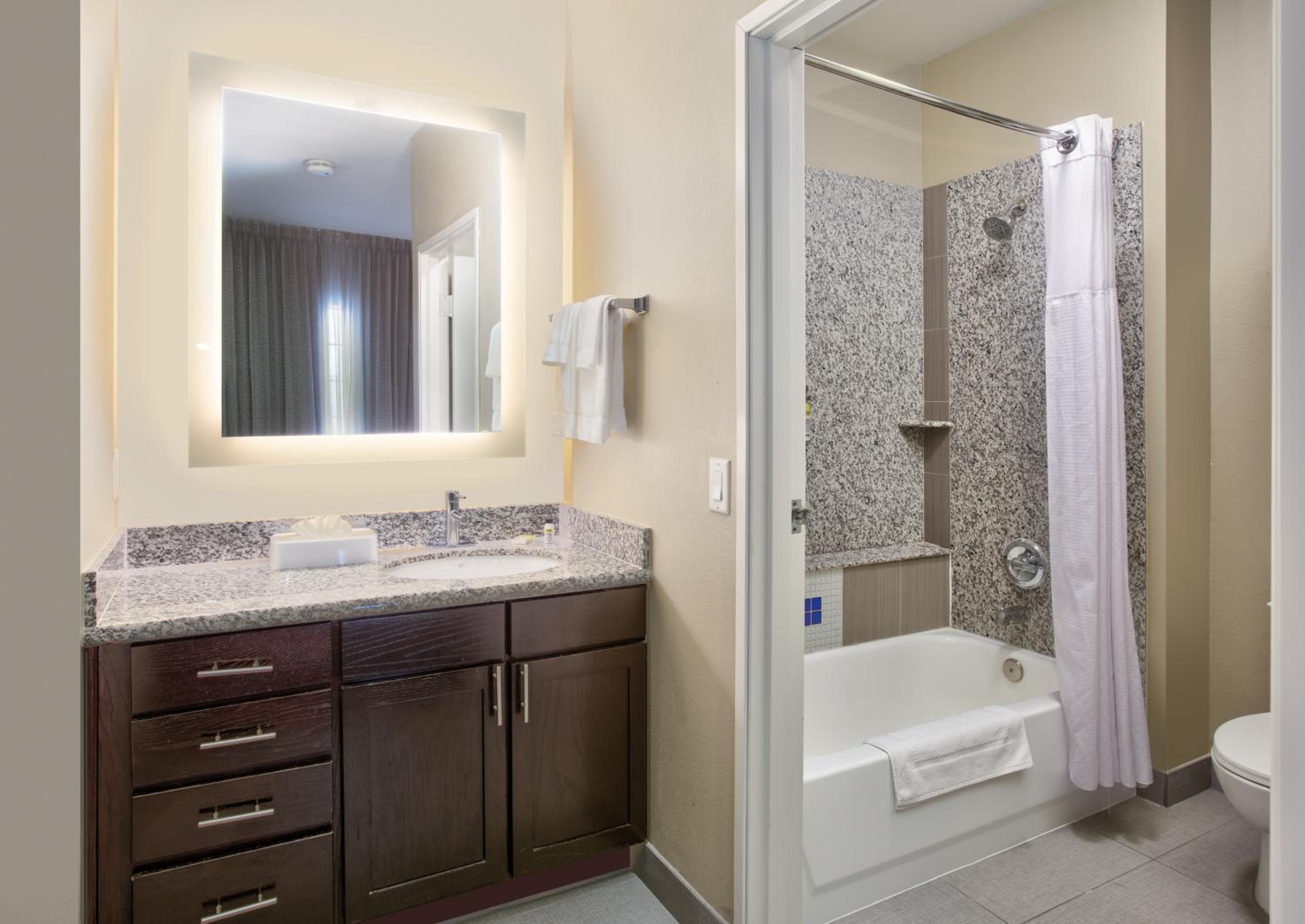 One-Bedroom Queen Suite - Photo 2