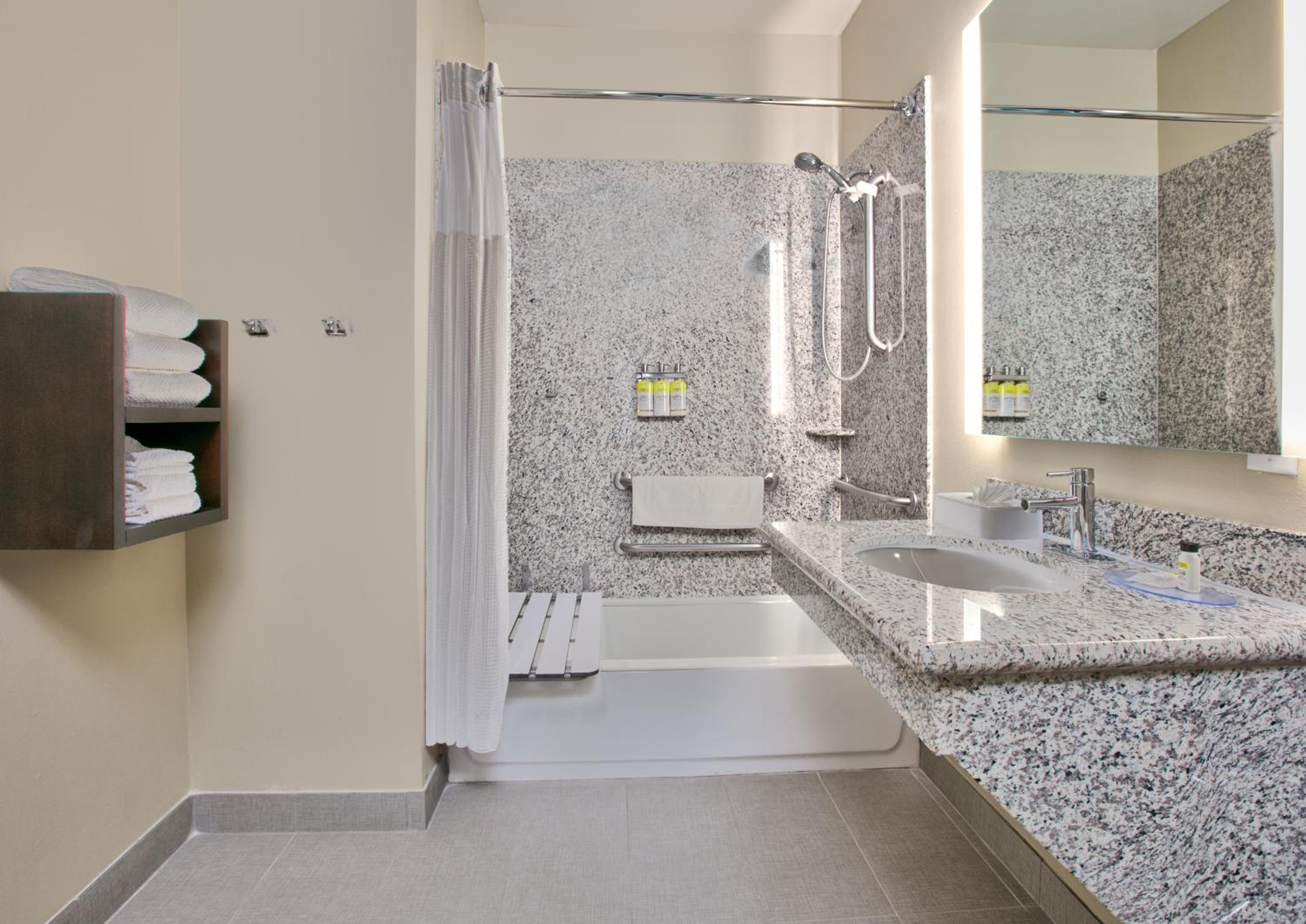 Studio King Suite with Mobility Accessible Tub - Non-Smoking - Photo 12