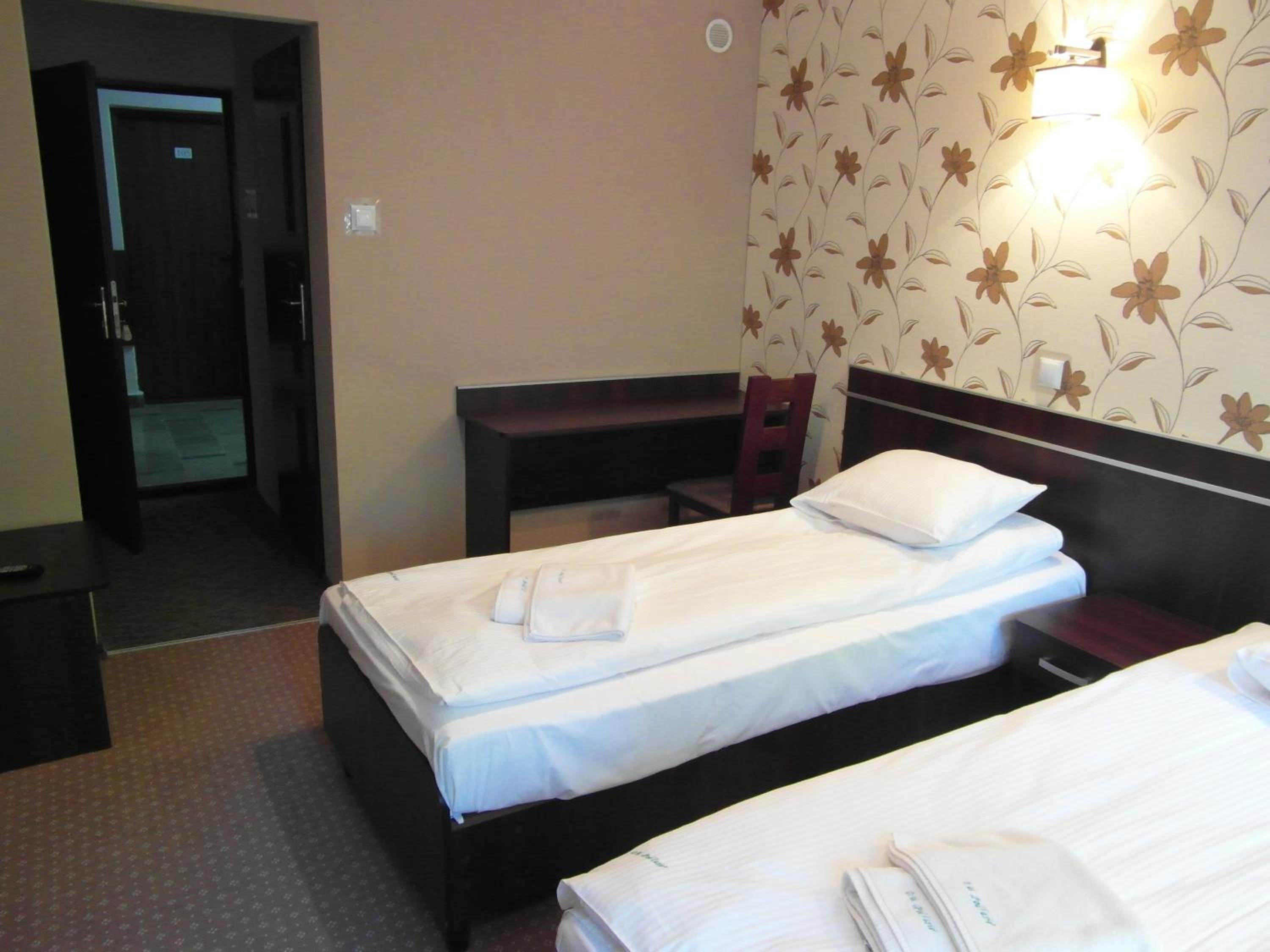 Twin Room - Photo 13