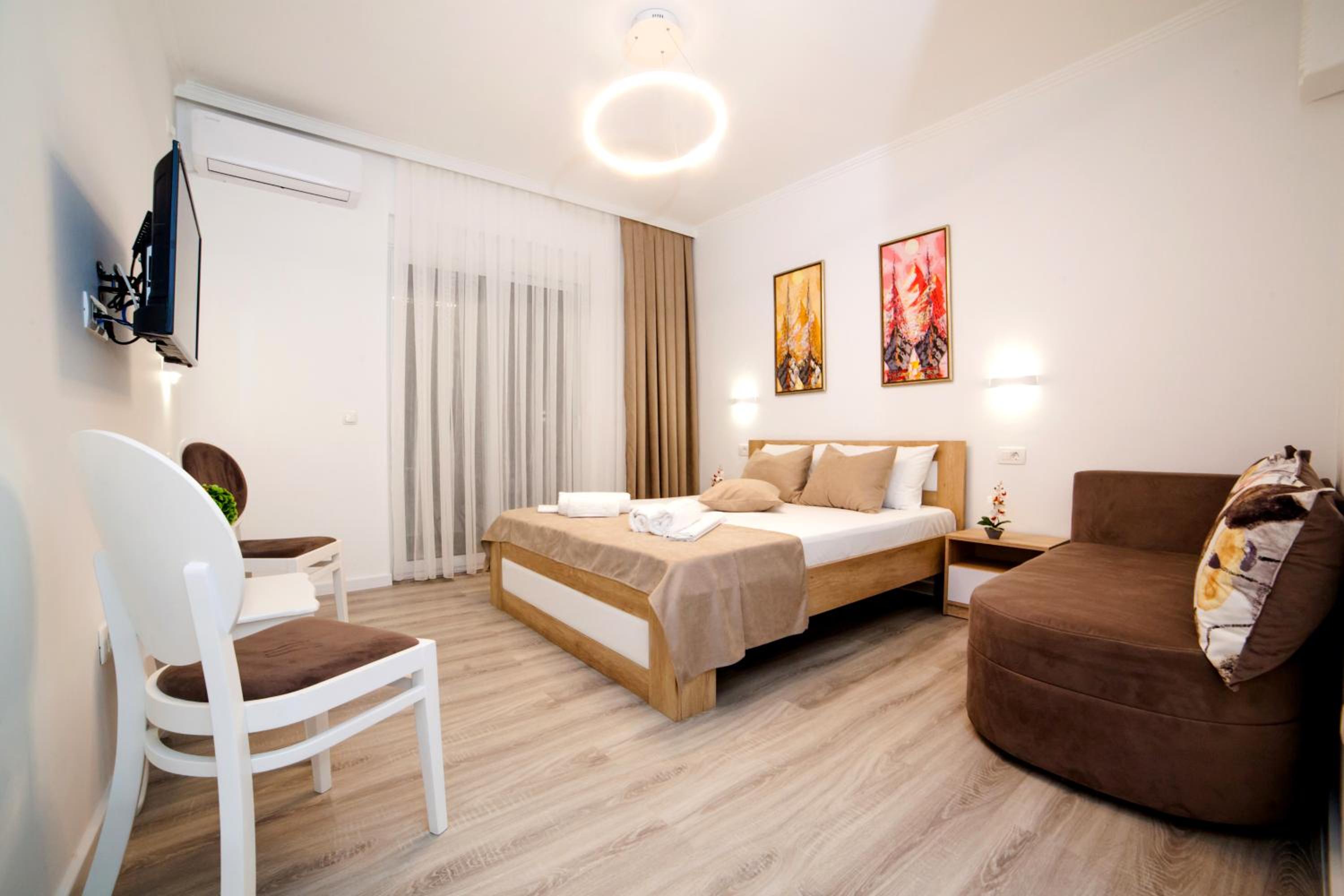 Deluxe Room (2 Adults + 1 Child)
