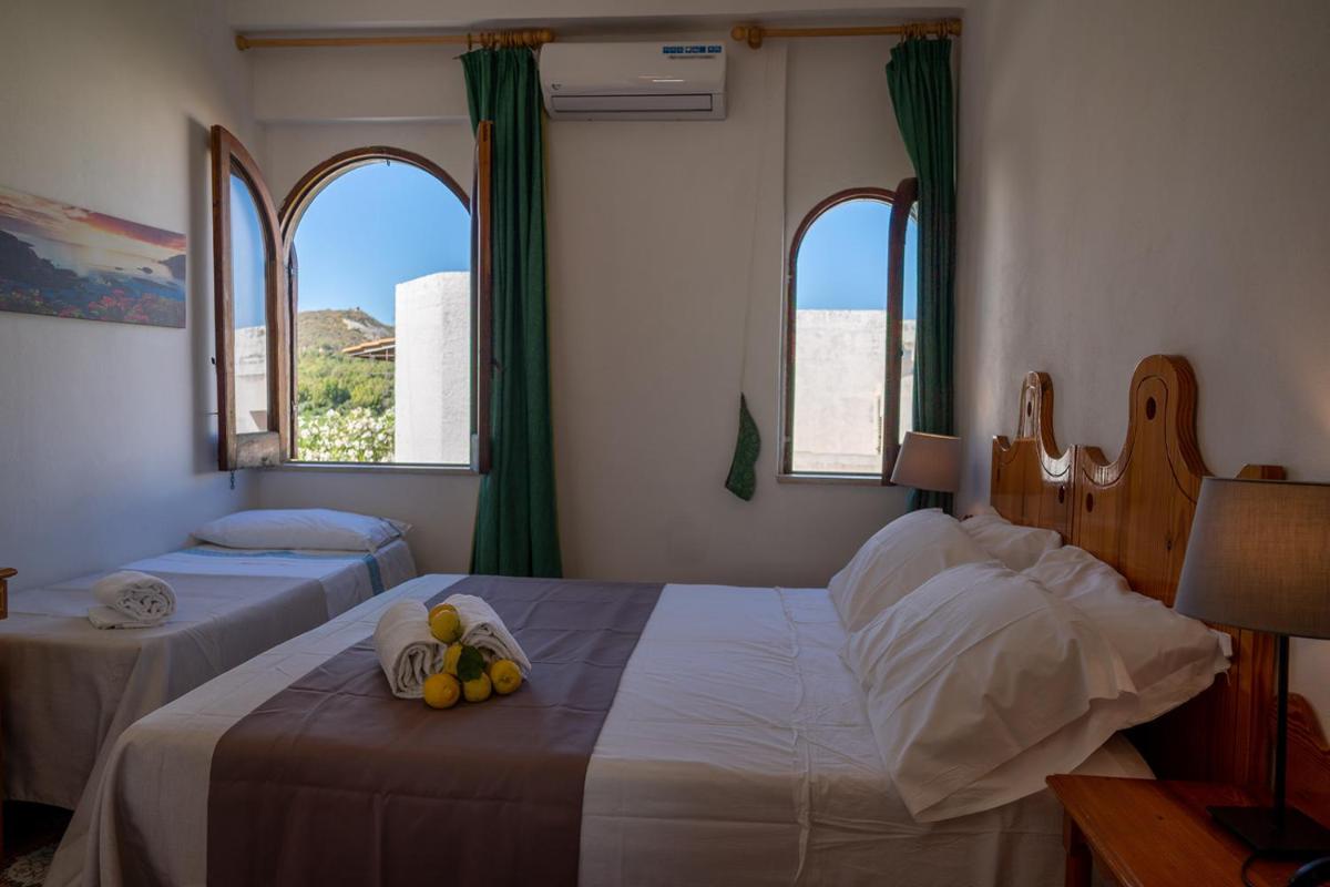 Economy Triple Room photo 2