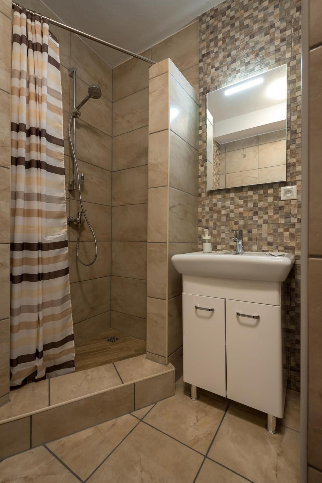 Double Room with Balcony - Photo 9
