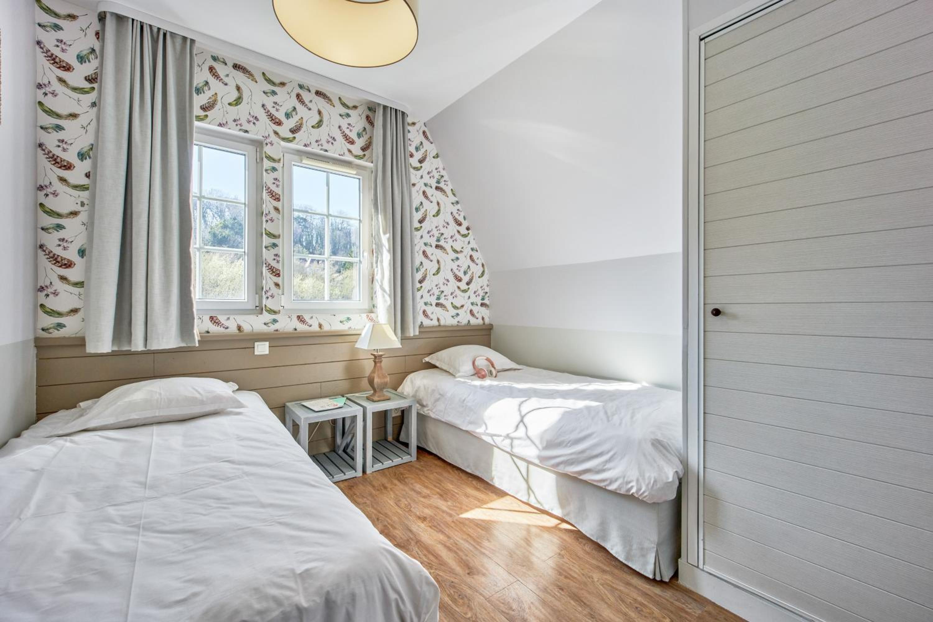 Two-Bedroom Duplex Apartment with Sleeping Alcove and Balcony (8 People)