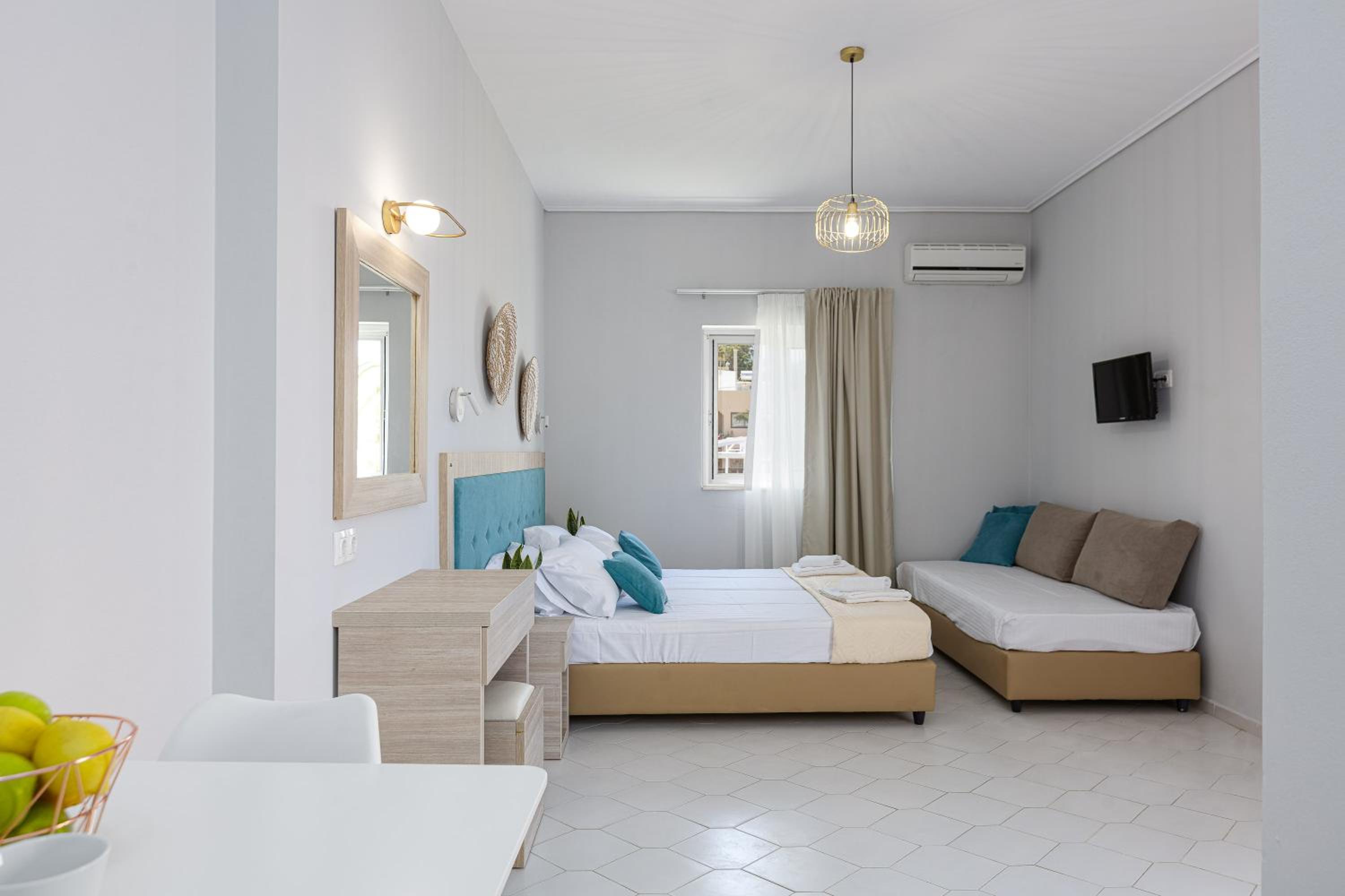 Deluxe Double Room with Side Sea View photo 3