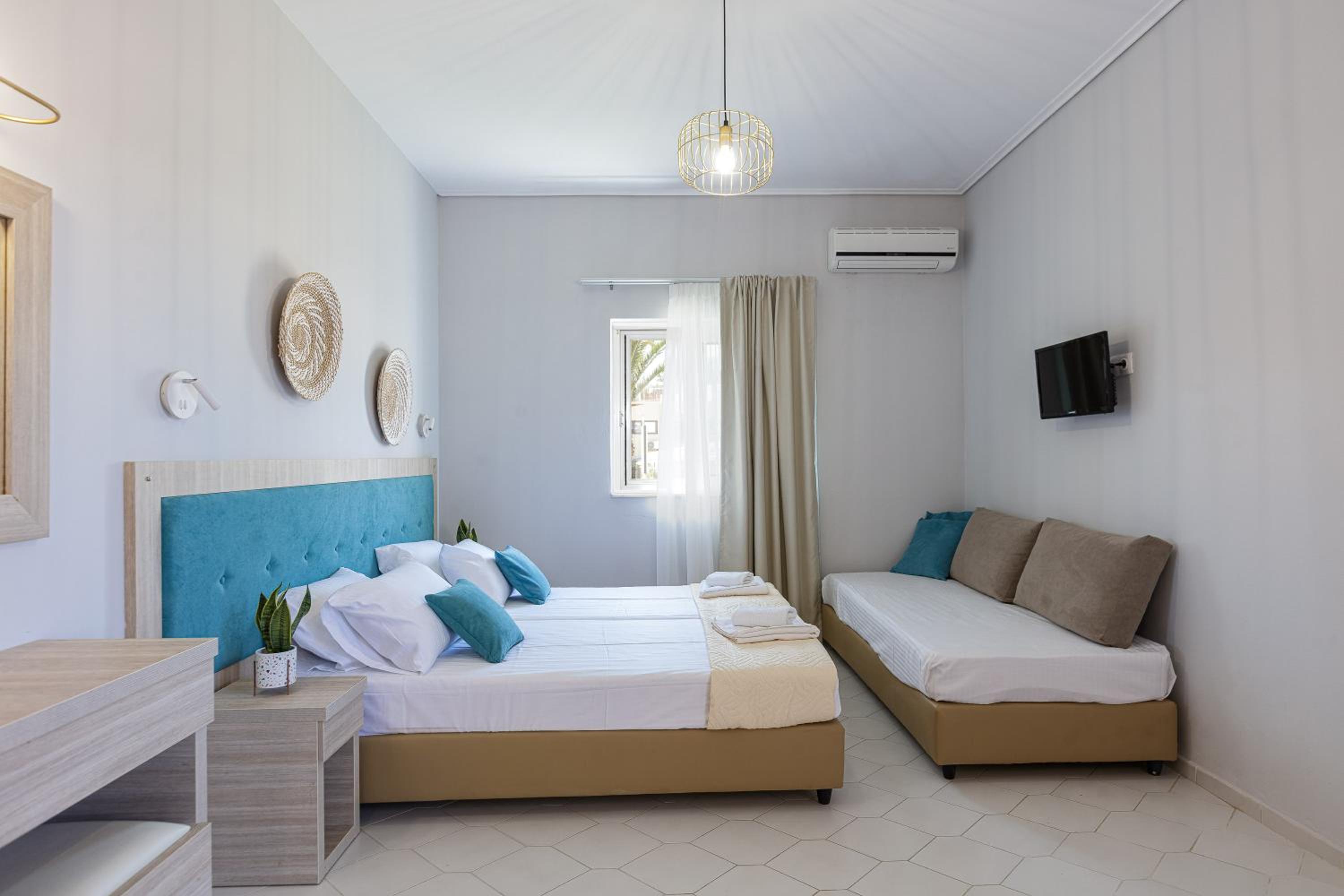 Deluxe Double Room with Side Sea View photo 2
