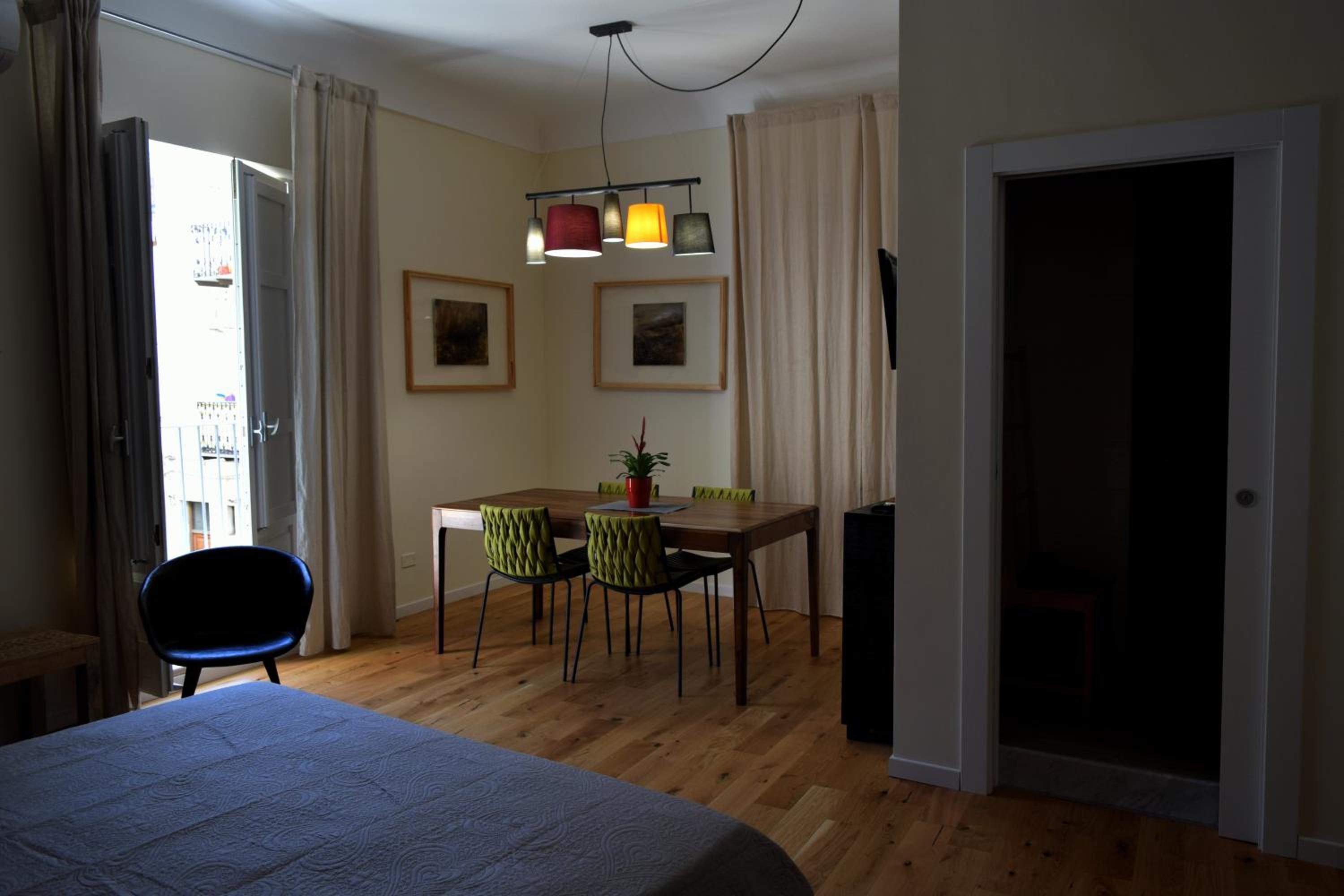 Deluxe King Room - Photo 5