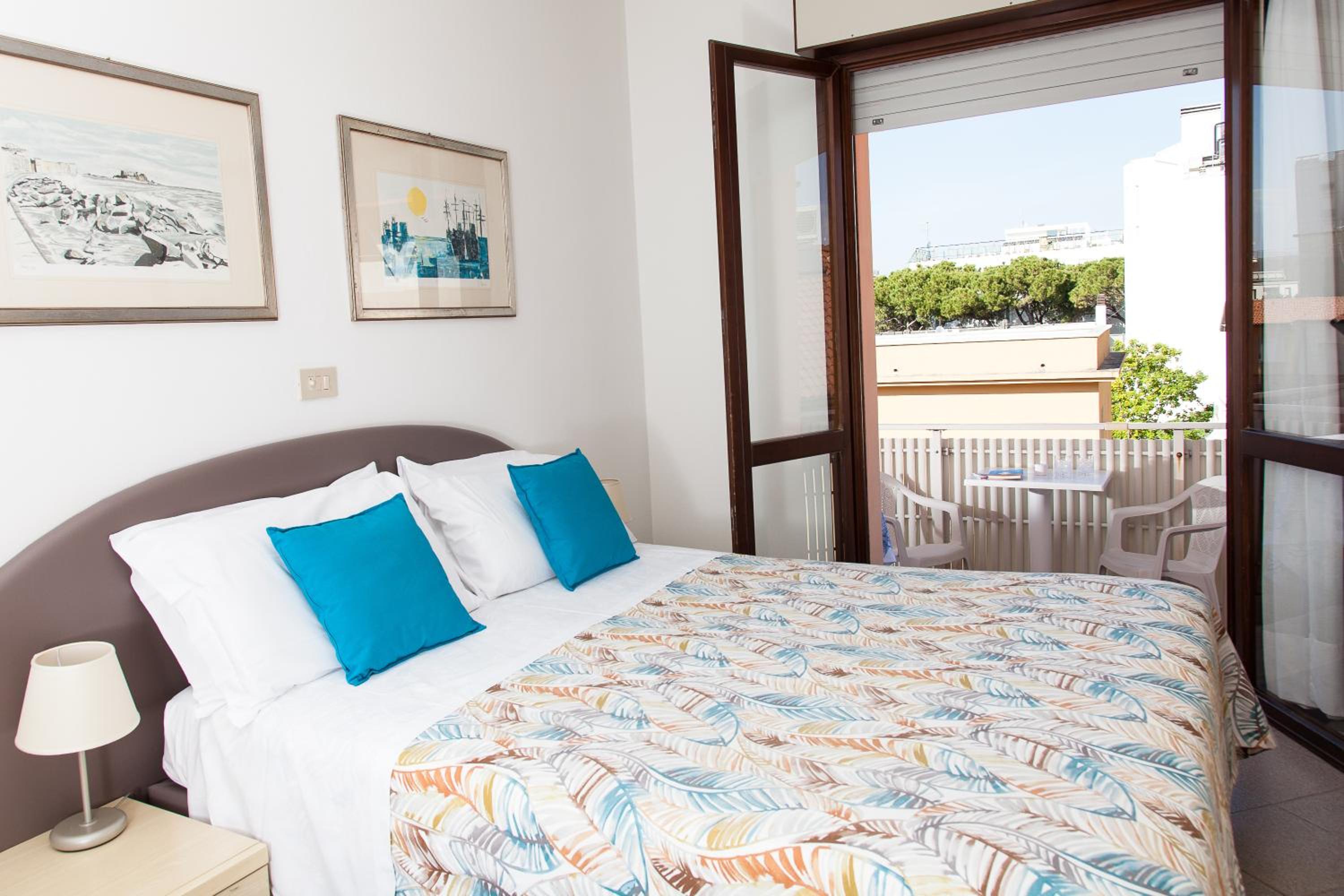 Double Room with Balcony - Photo 8