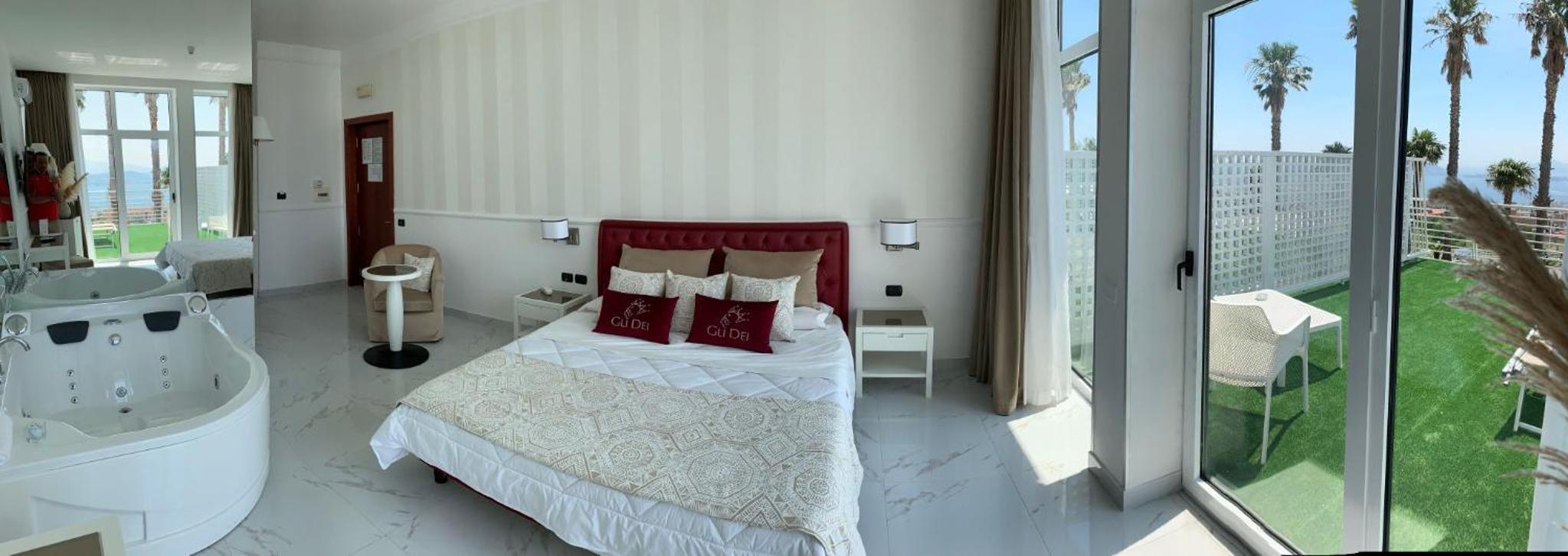Junior Suite with Spa Bath and Sea View photo 2