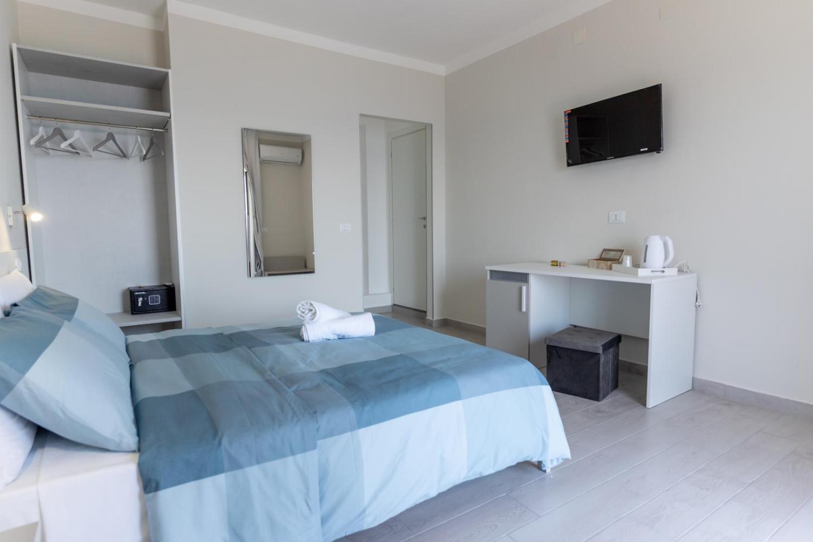 Deluxe Double Room with Sea View - Photo 5