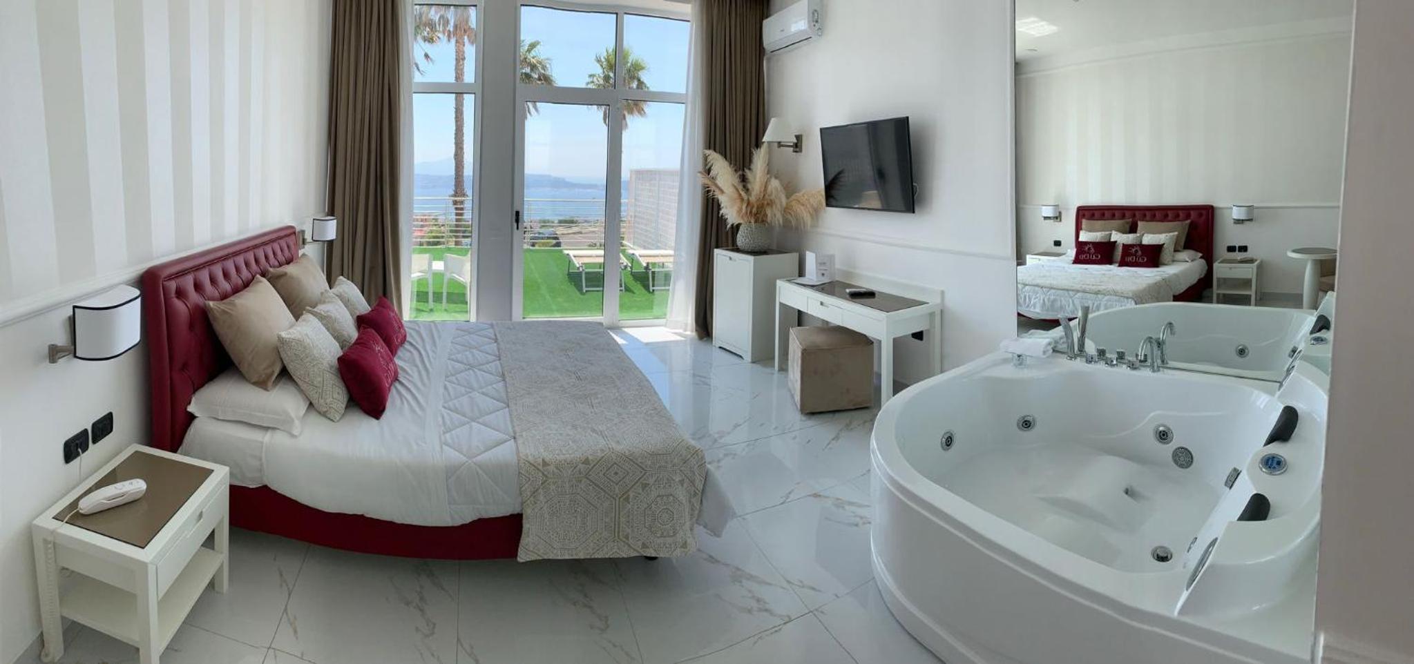 Junior Suite with Spa Bath and Sea View photo 1