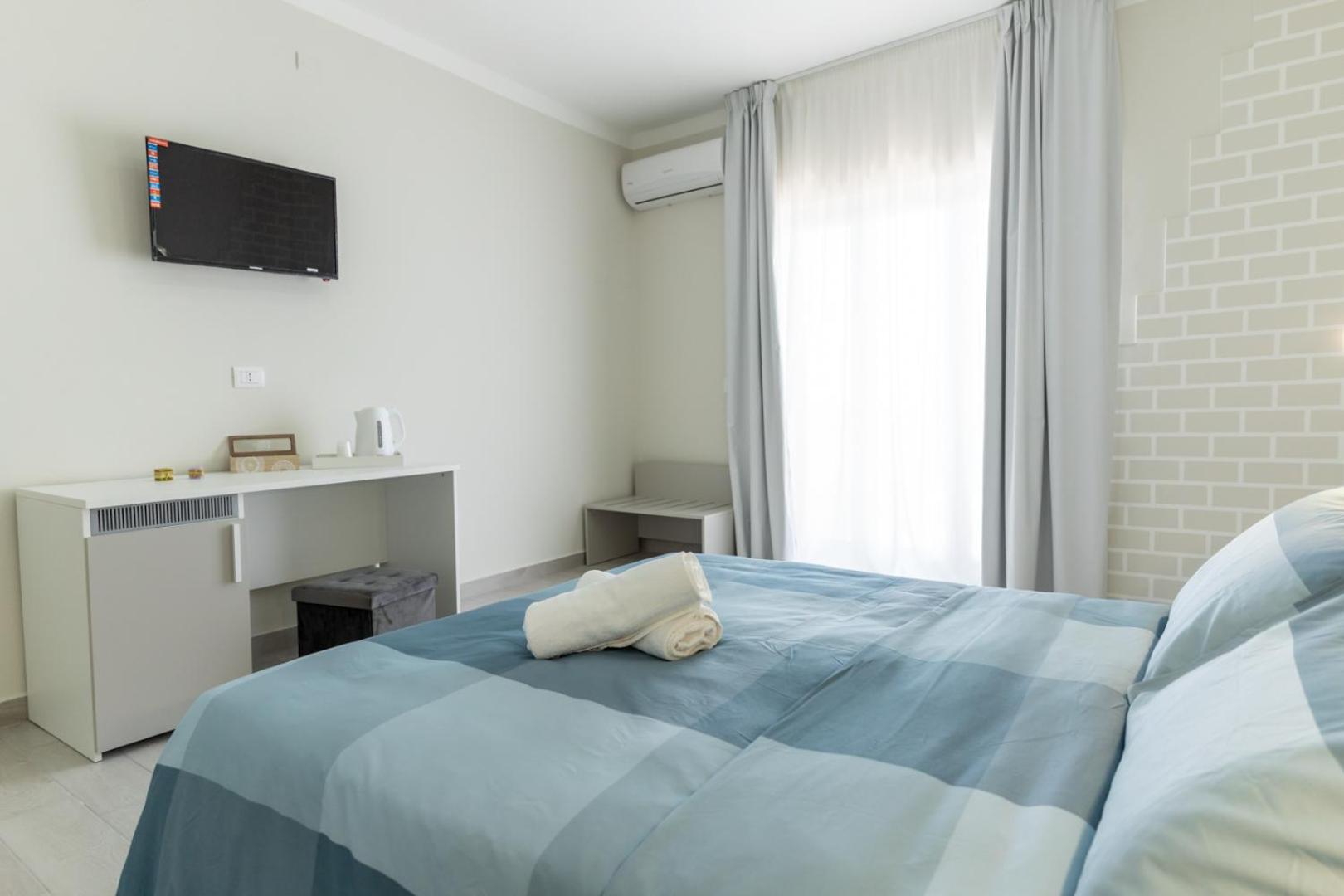 Deluxe Double Room with Sea View - Photo 6