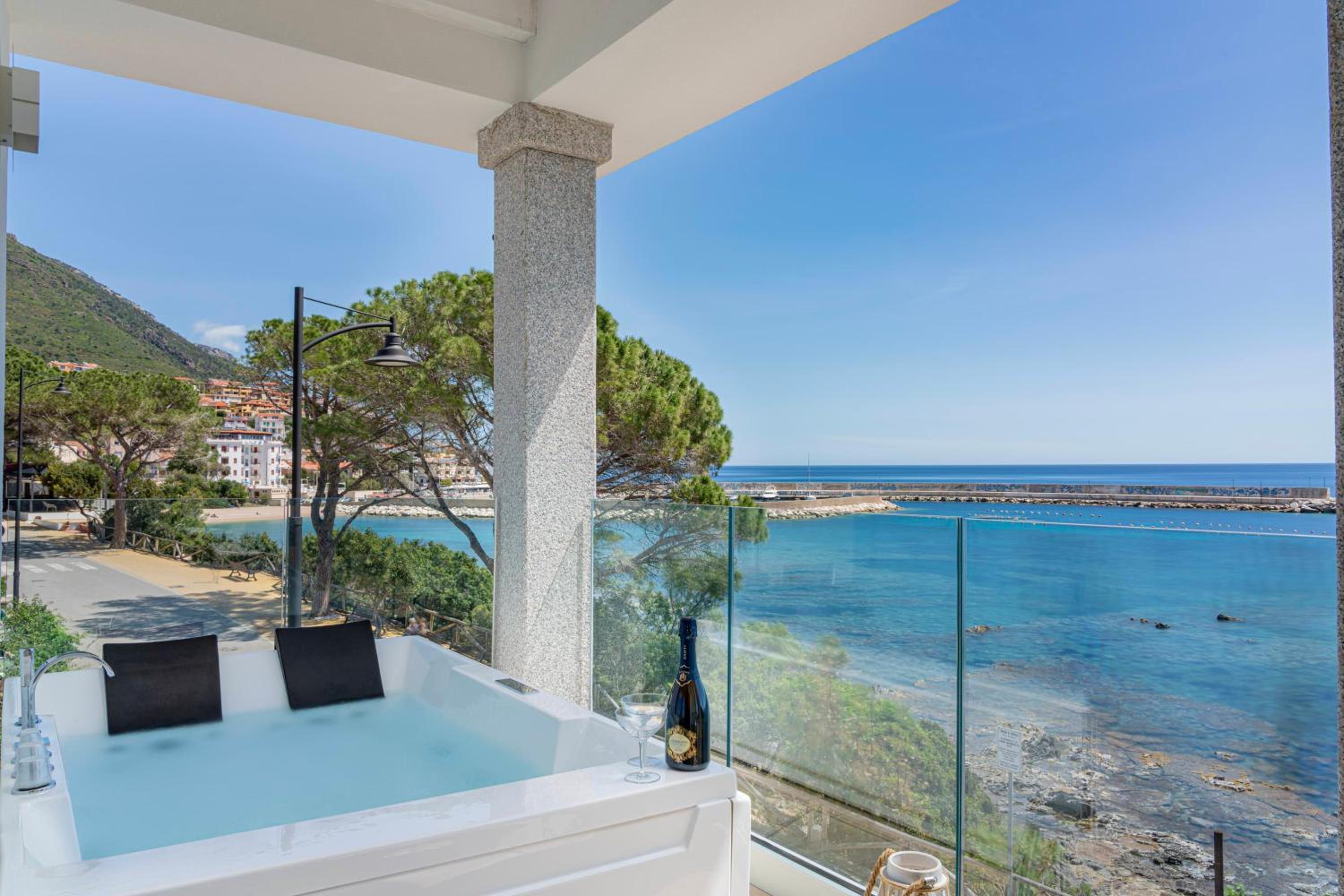 Deluxe Double or Twin Room with Sea View - Photo 12