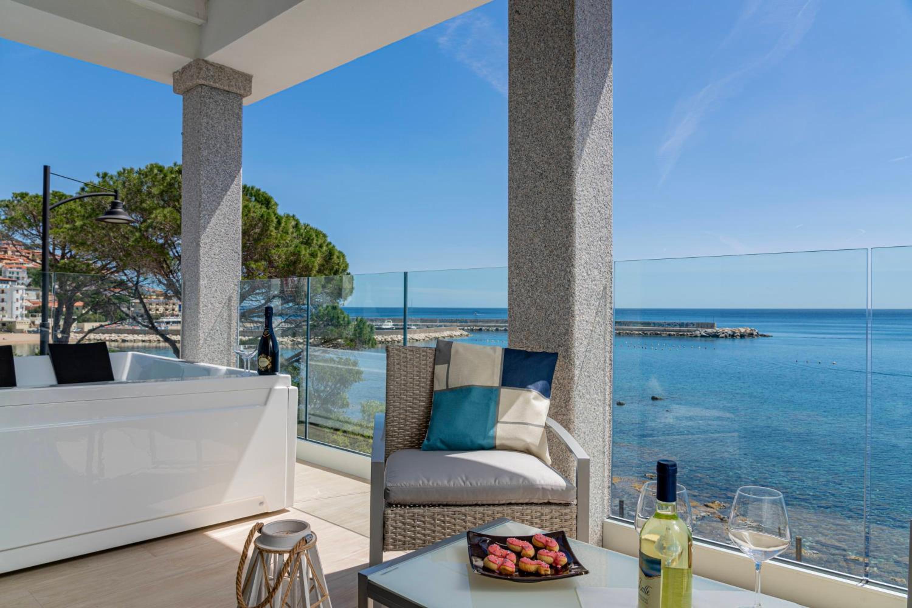 Deluxe Double or Twin Room with Sea View - Photo 13