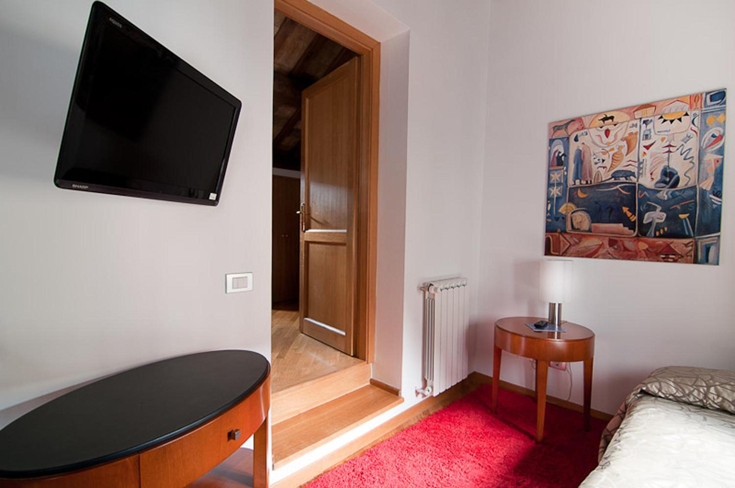 Suite - Separate Building photo 3