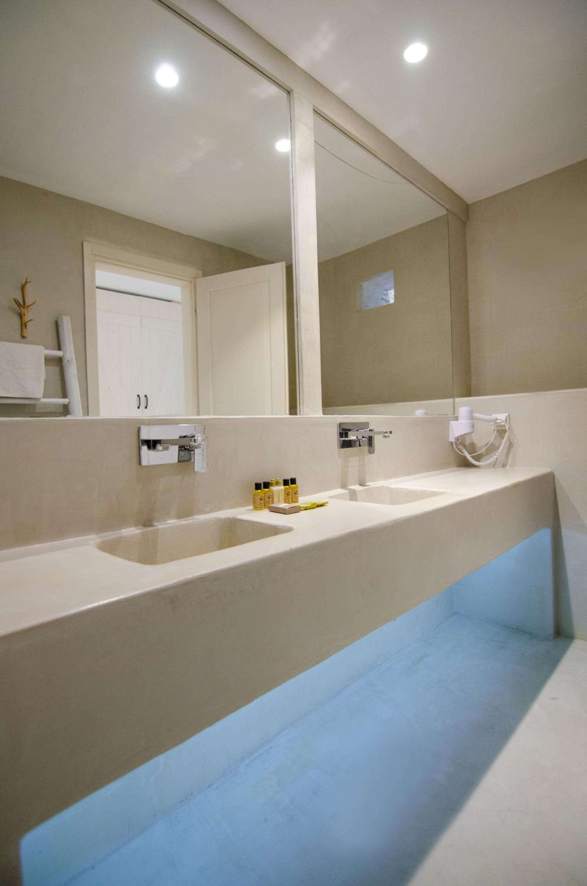 Junior Suite with Partial Sea View - Photo 9