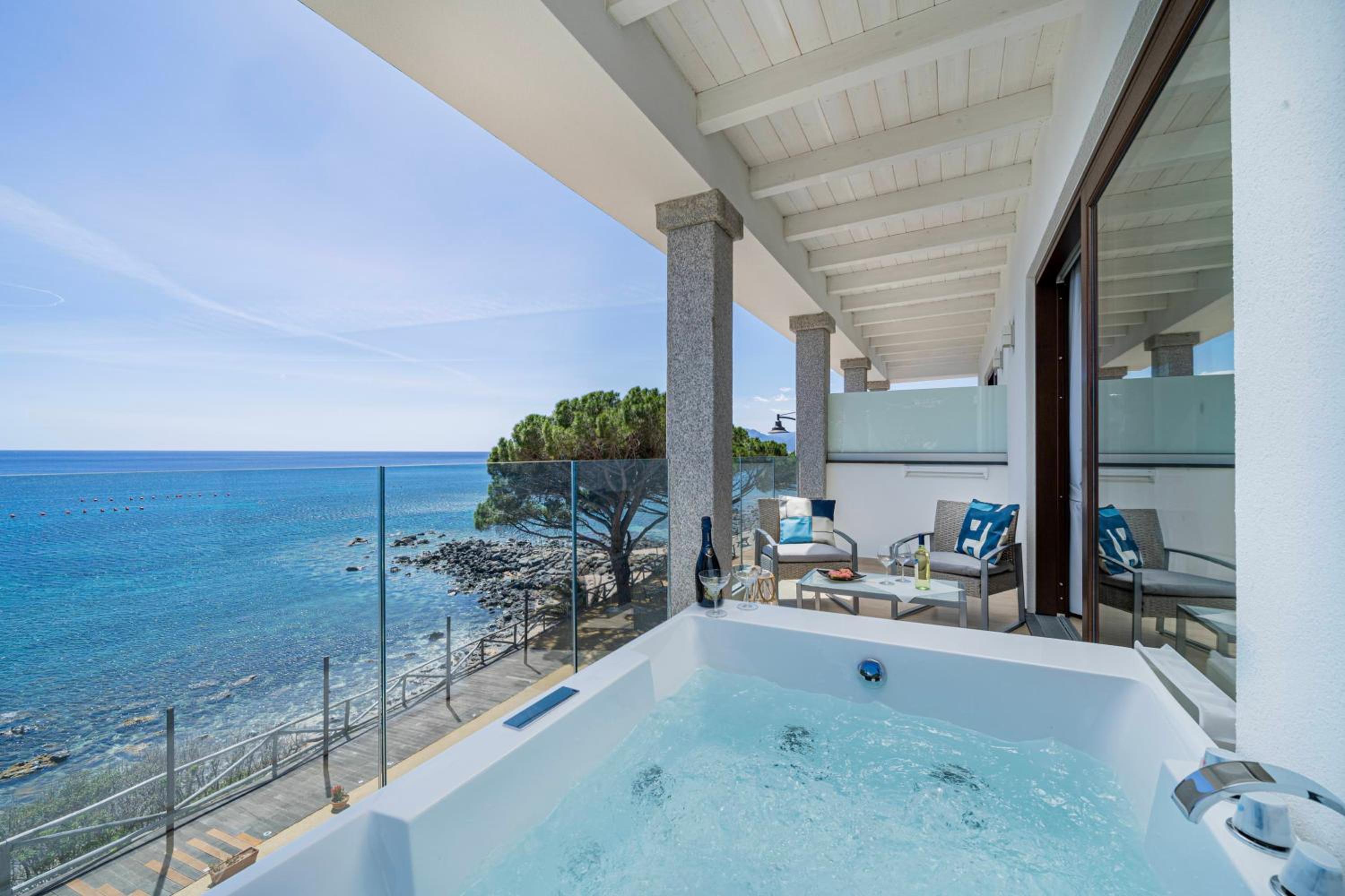 Deluxe Double or Twin Room with Sea View - Photo 9