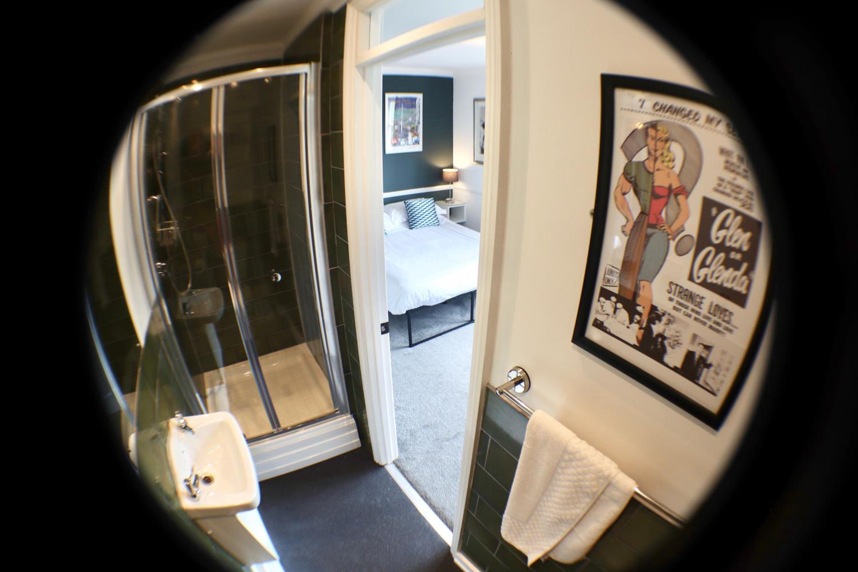 Large Double Room - Photo 5