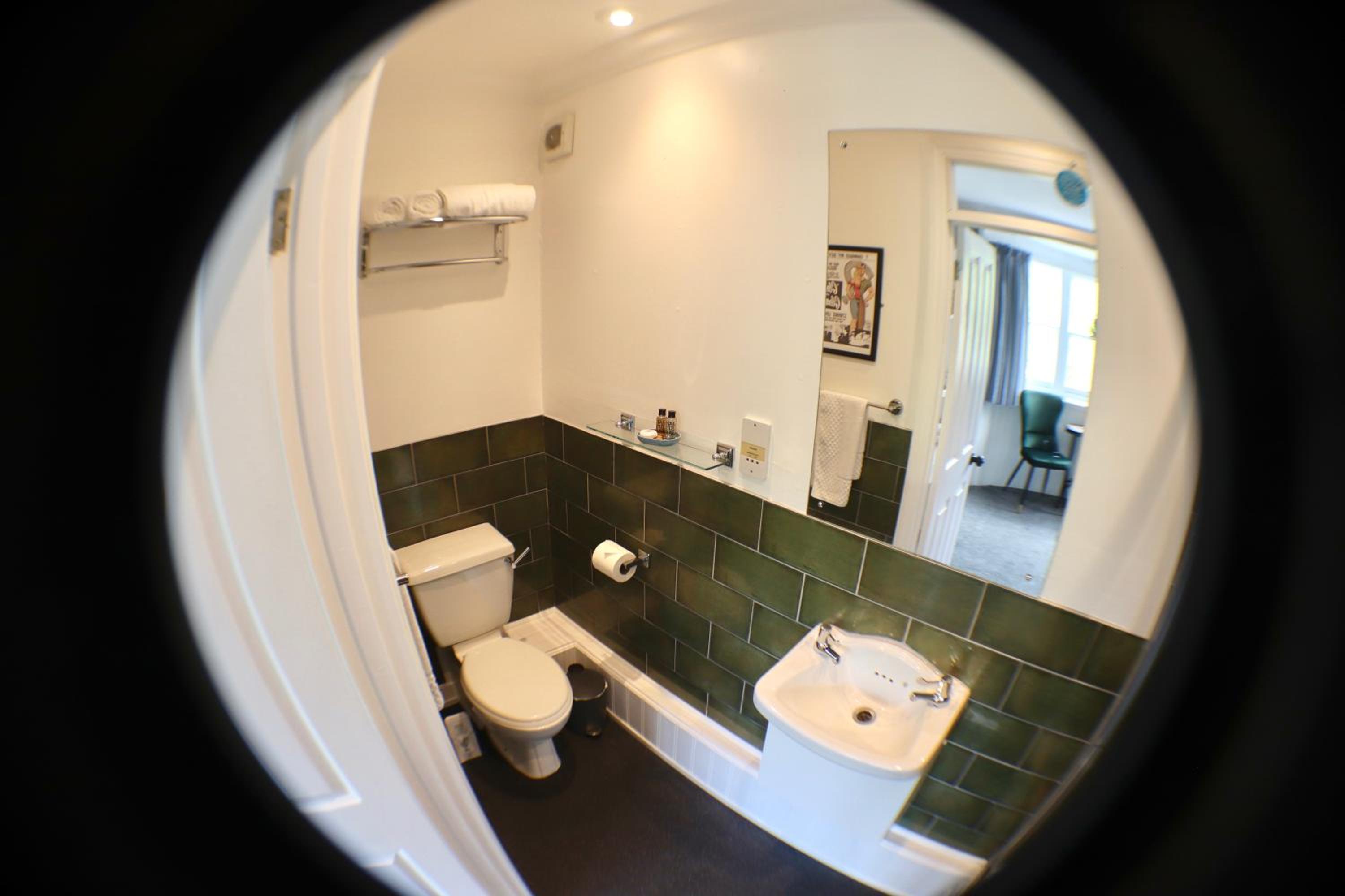 Large Double Room - Photo 6