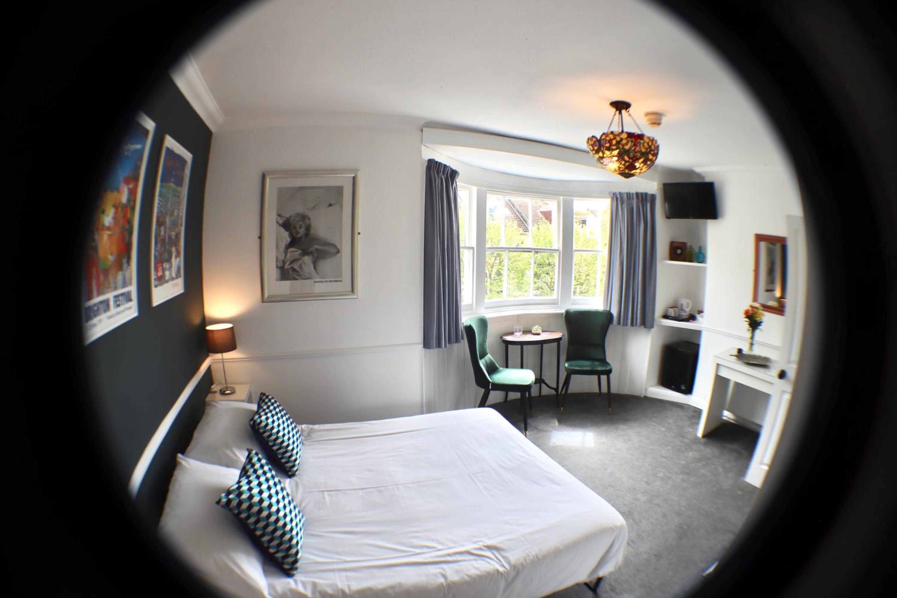 Large Double Room - Photo 3
