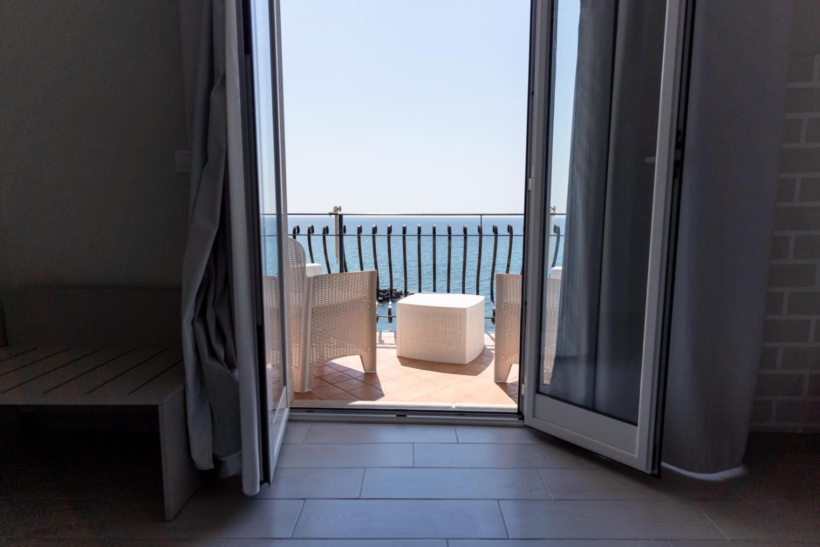 Deluxe Double Room with Sea View - Photo 2