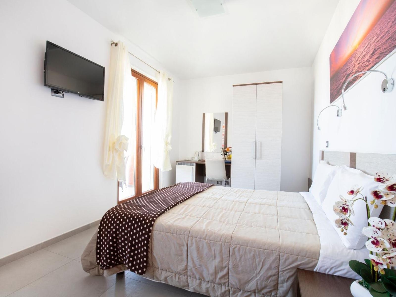 Deluxe Double Room - Photo 8