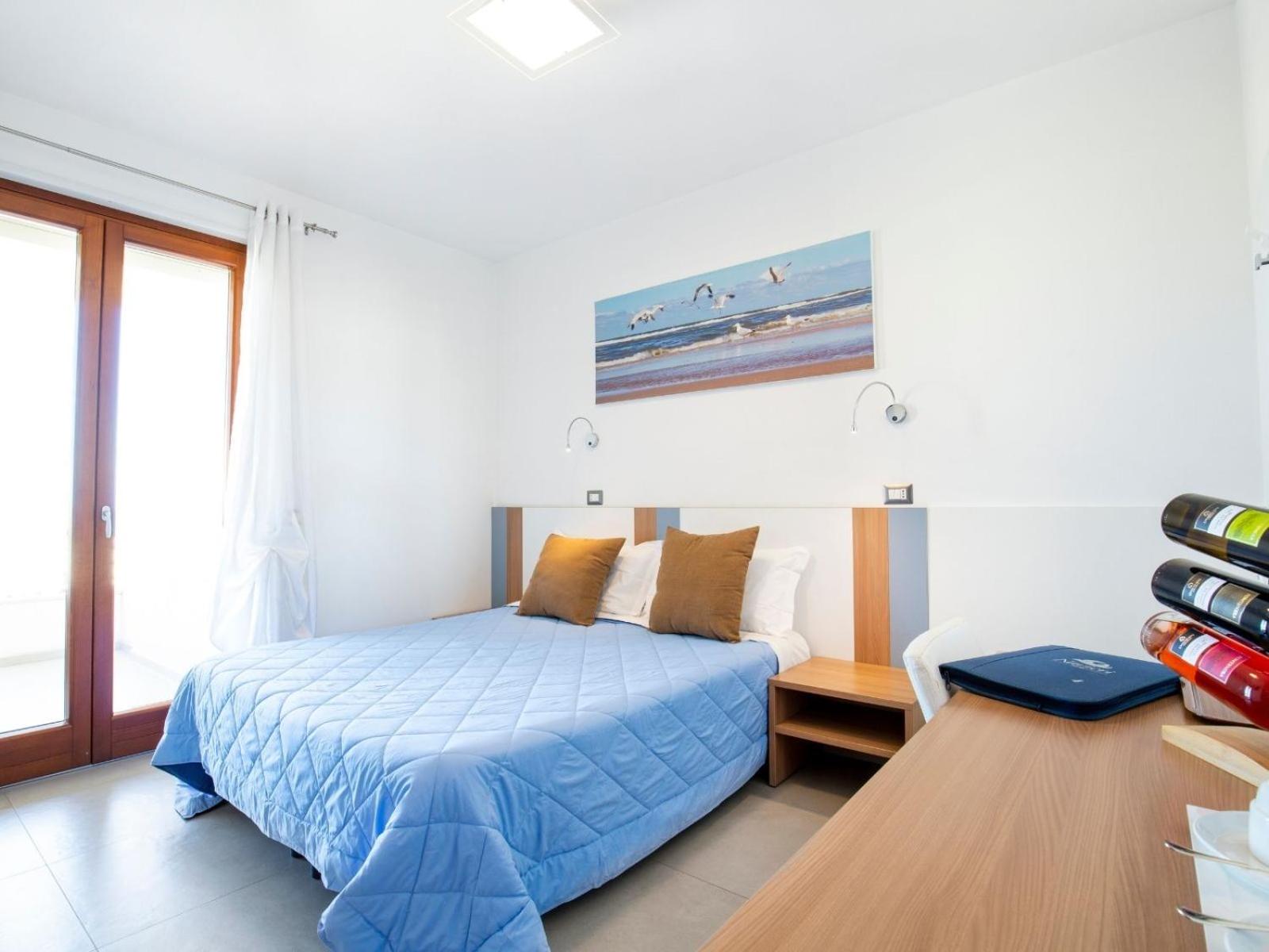 Double Room with Balcony and Sea View - Photo 12