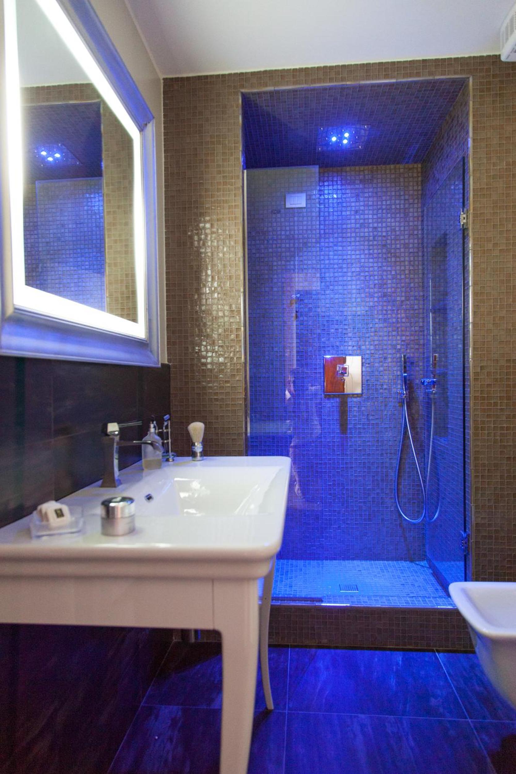 Superior Double or Twin Room with City View - Photo 7