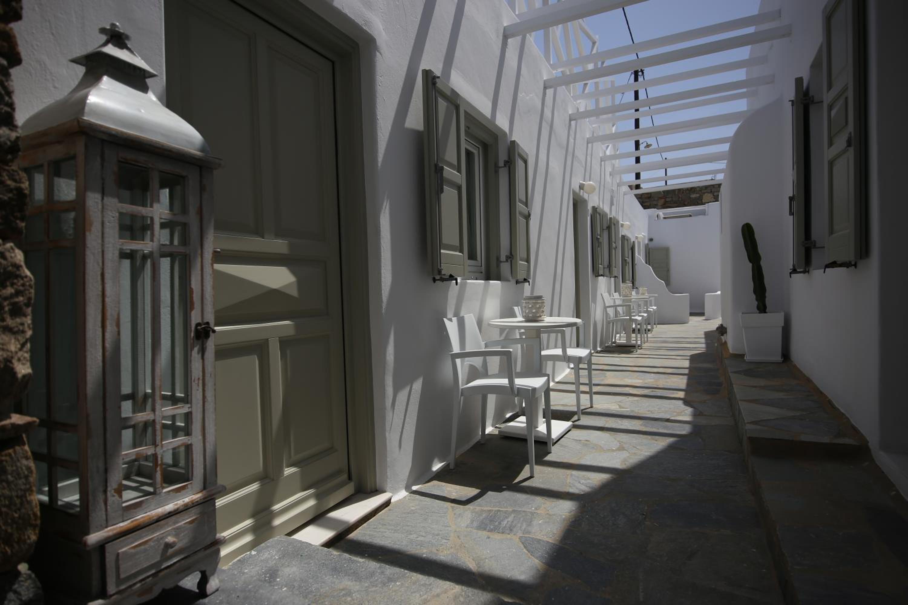 Cozy Double or Twin Room with Common Patio - Photo 2