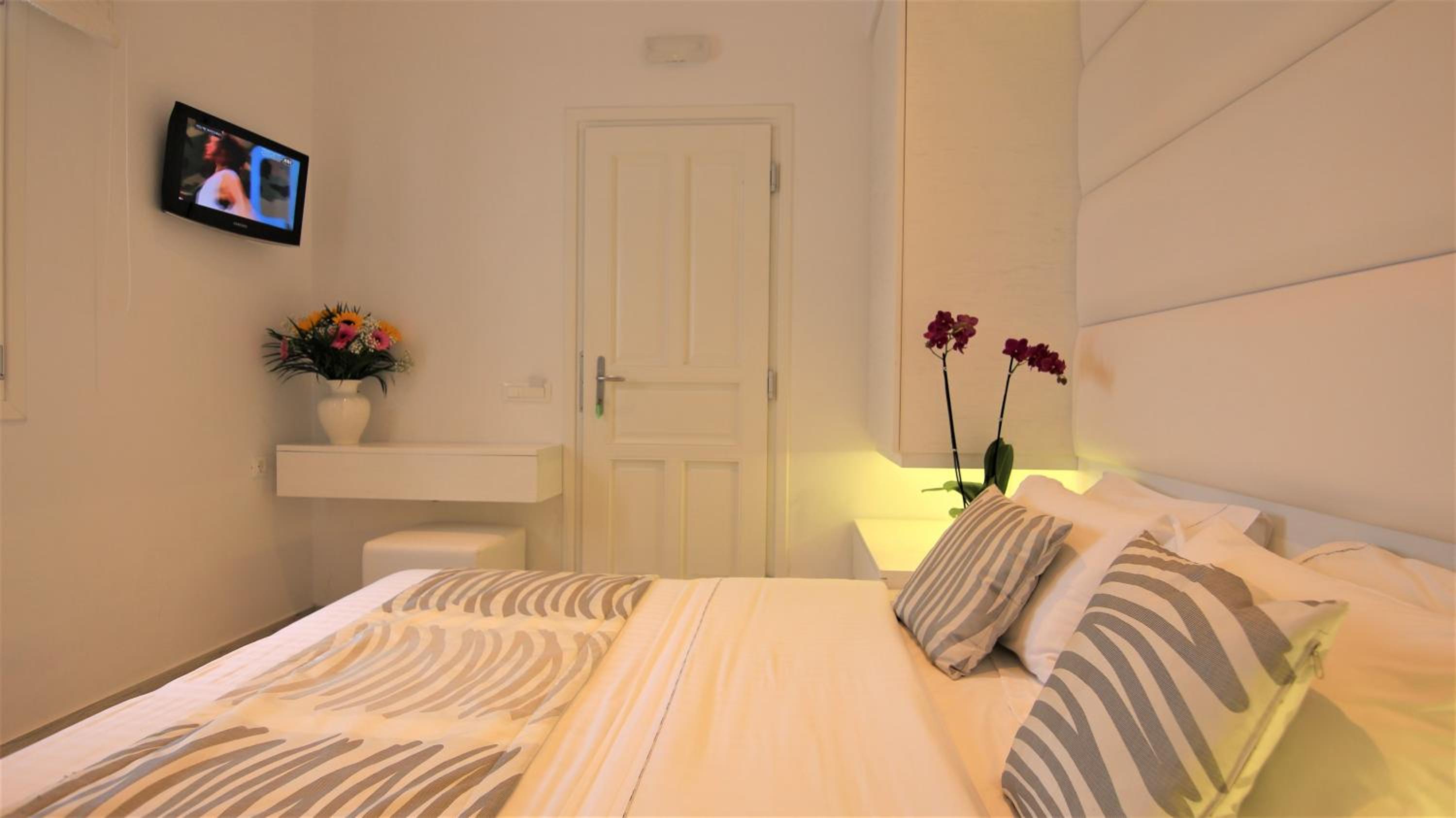 Cozy Double or Twin Room with Common Patio - Photo 1