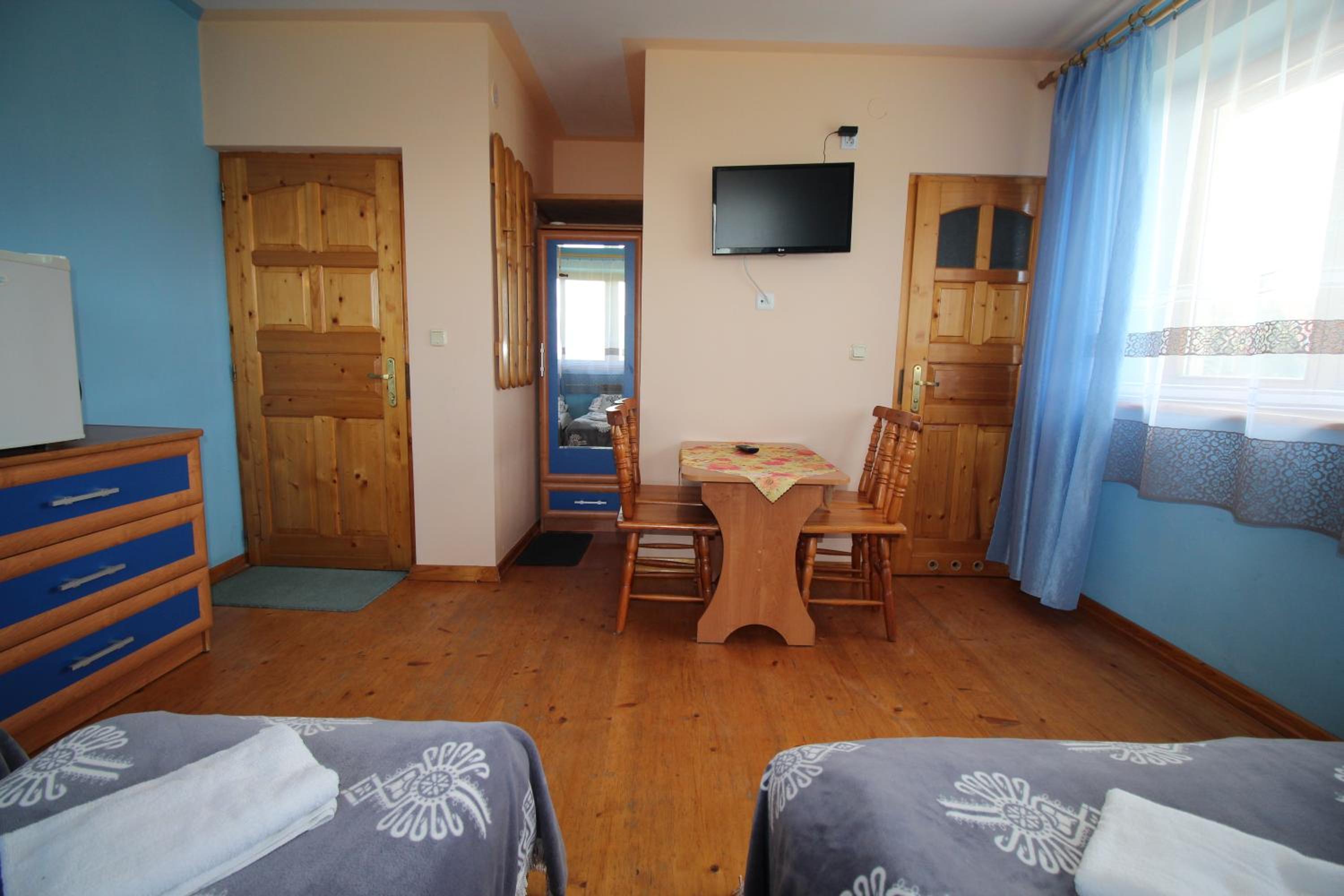 Quadruple Room with Private Bathroom - Photo 5