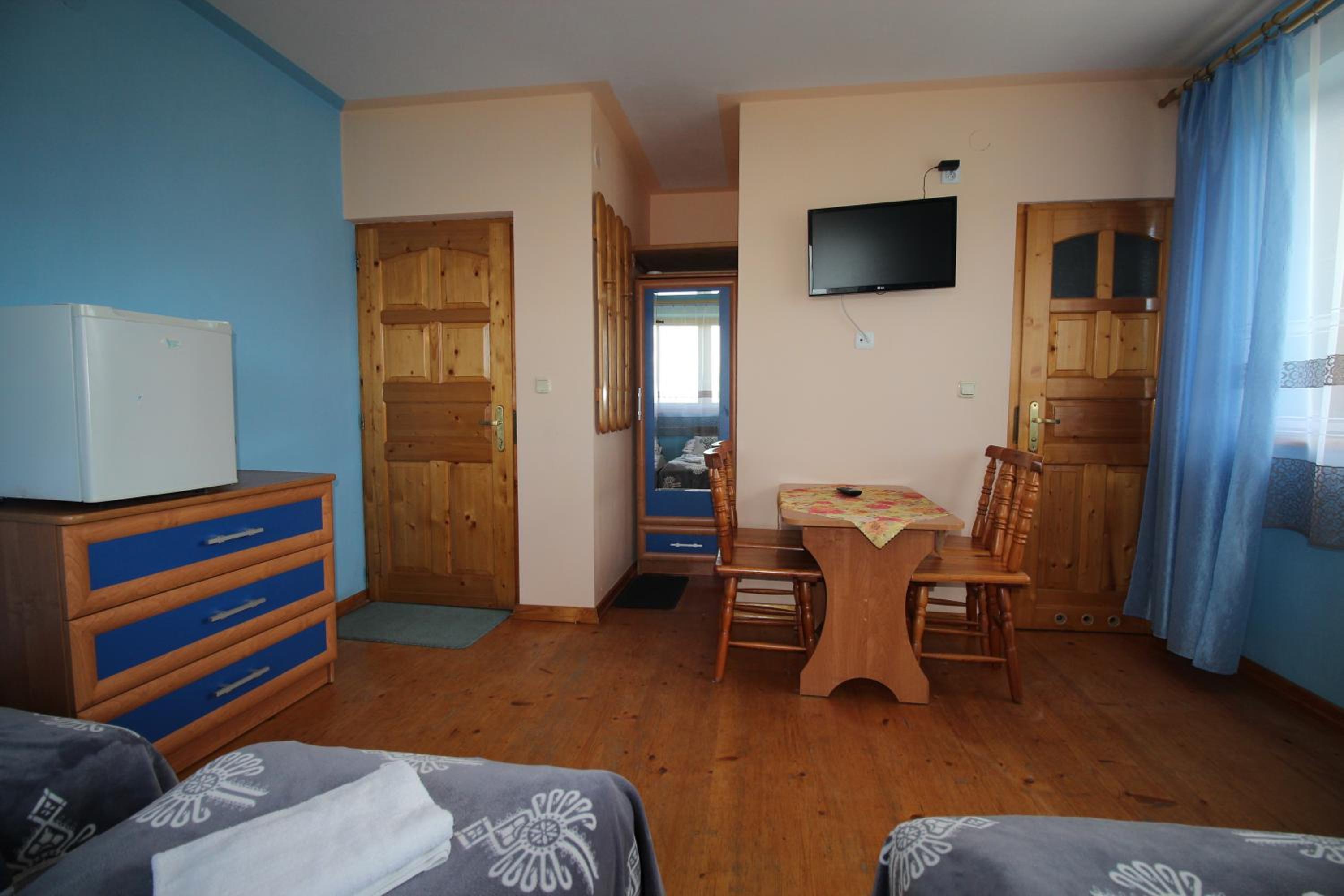 Quadruple Room with Private Bathroom - Photo 4