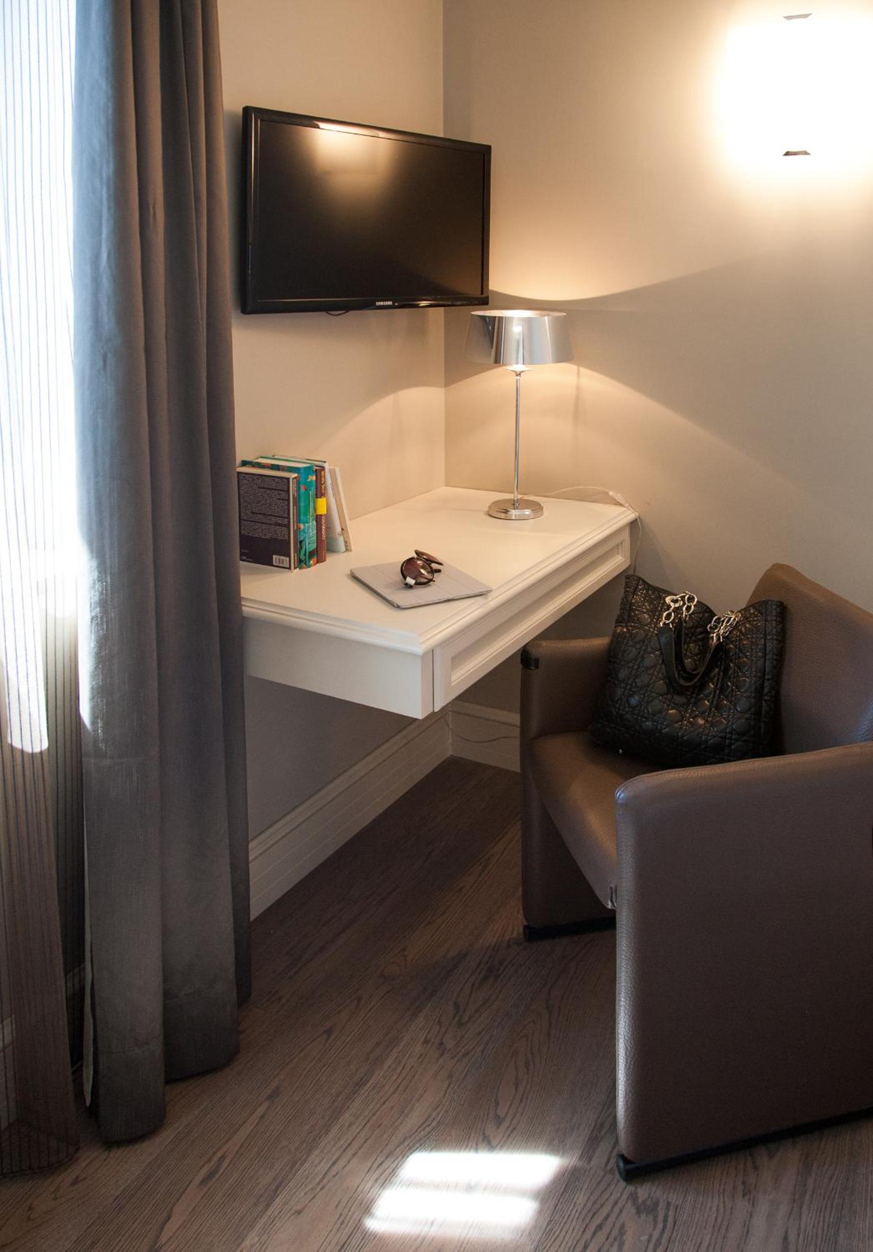 Superior Double or Twin Room with City View - Photo 4