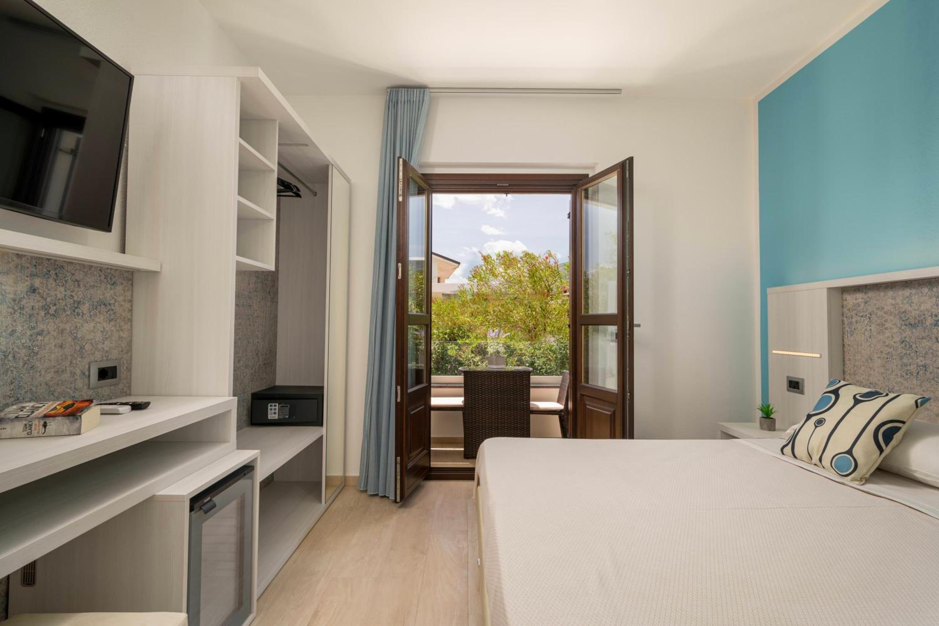 Double Room with Side Sea View - Photo 5
