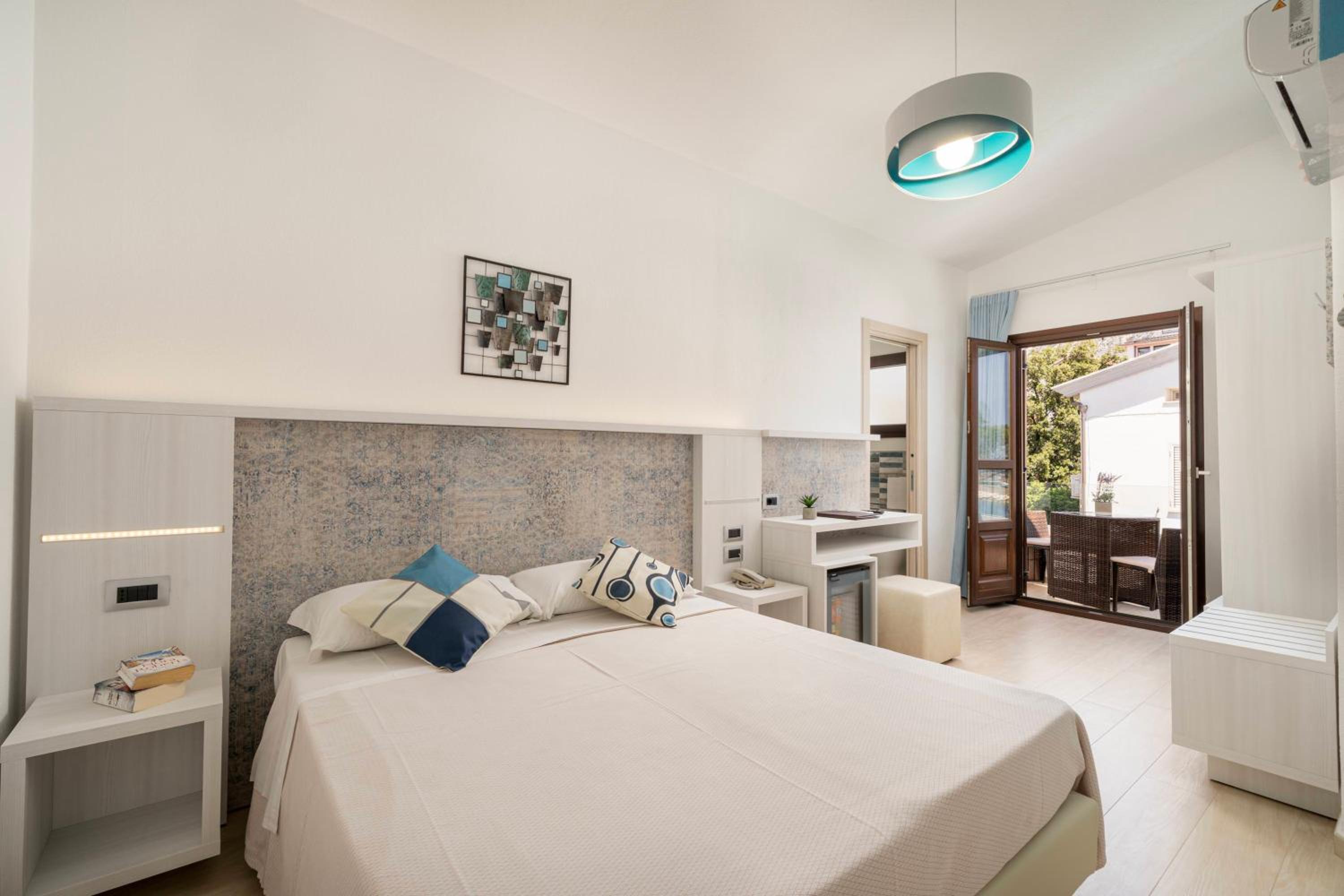 Double Room with Side Sea View - Photo 1