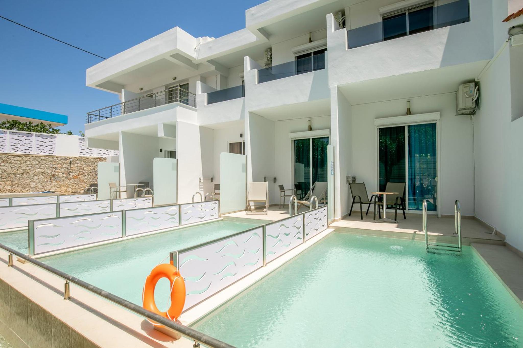 Suite with Private Pool - Photo 30