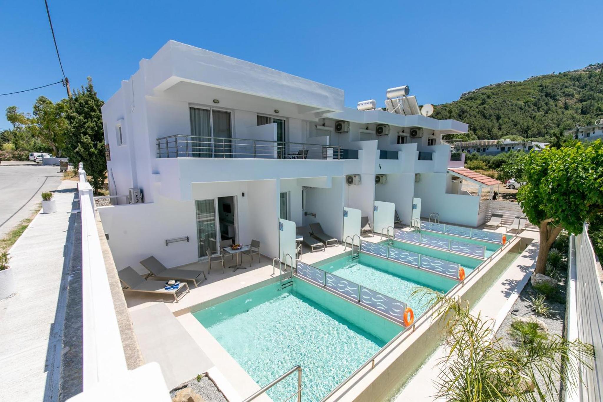 Suite with Private Pool - Photo 31