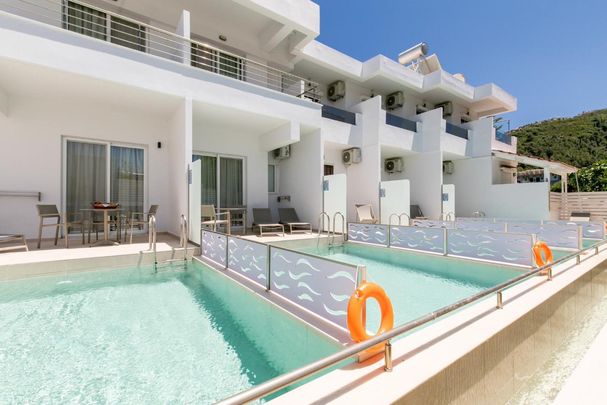 Suite with Private Pool - Photo 21