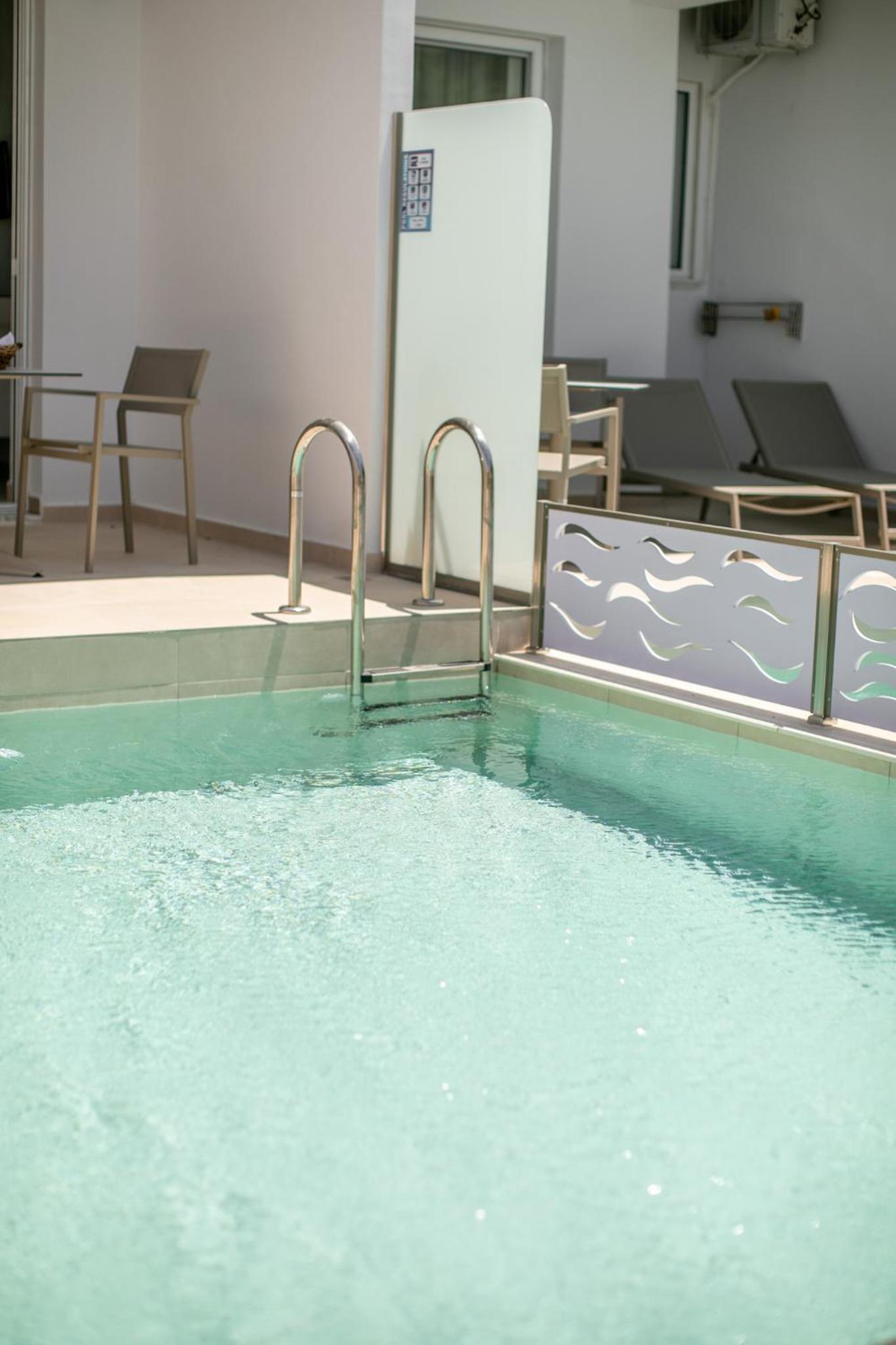 Suite with Private Pool - Photo 24